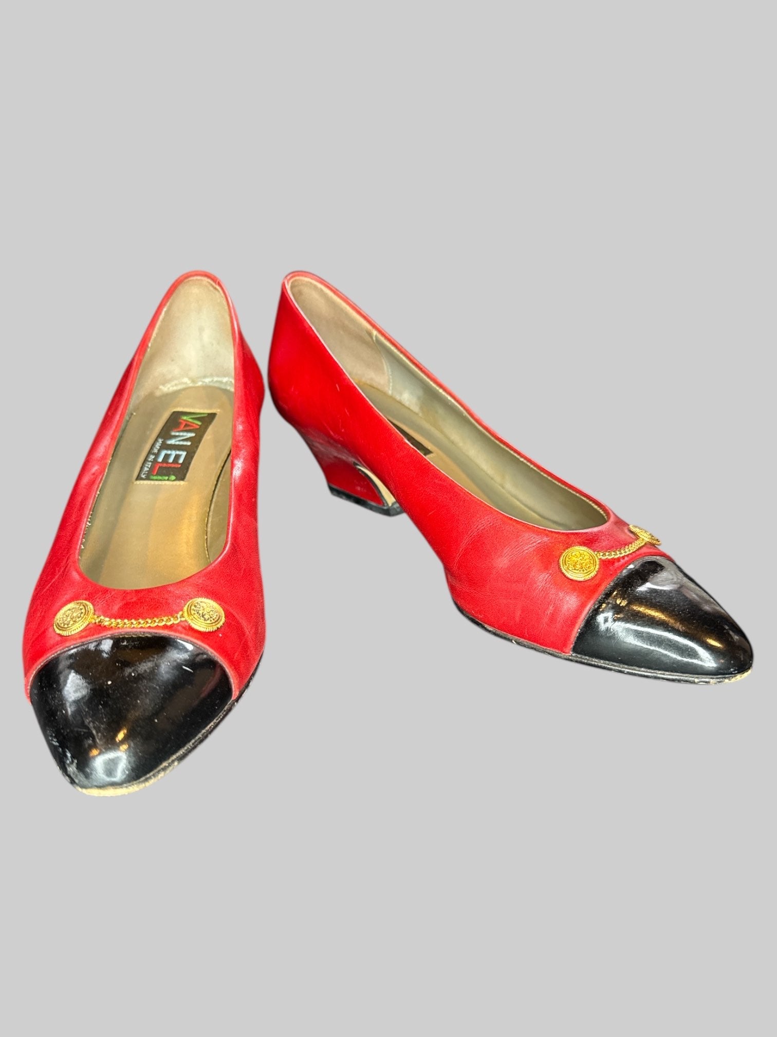 Size 6.5 Vintage red small heels with lactose and gold decorative chain