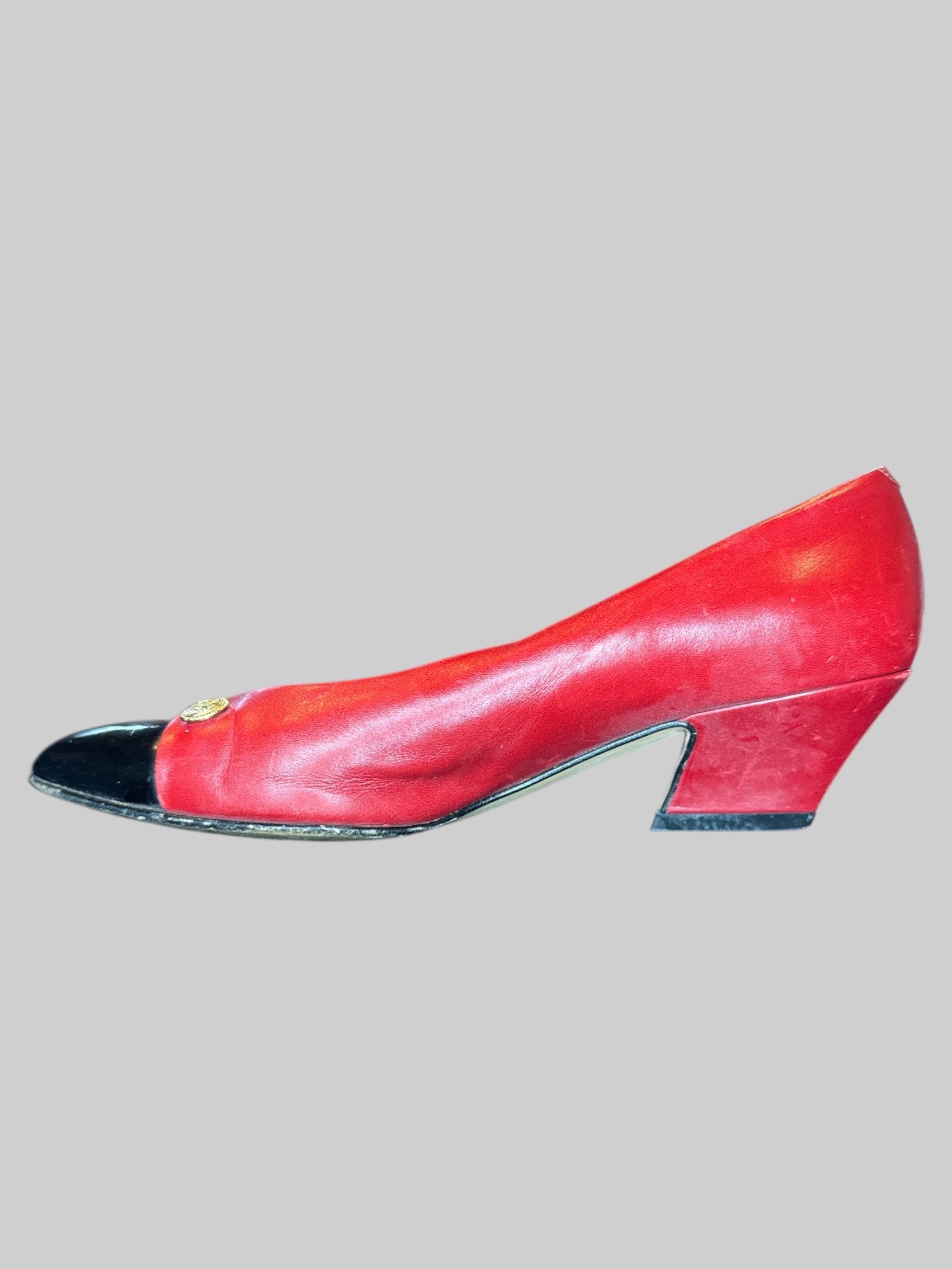 Size 6.5 Vintage red small heels with lactose and gold decorative chain