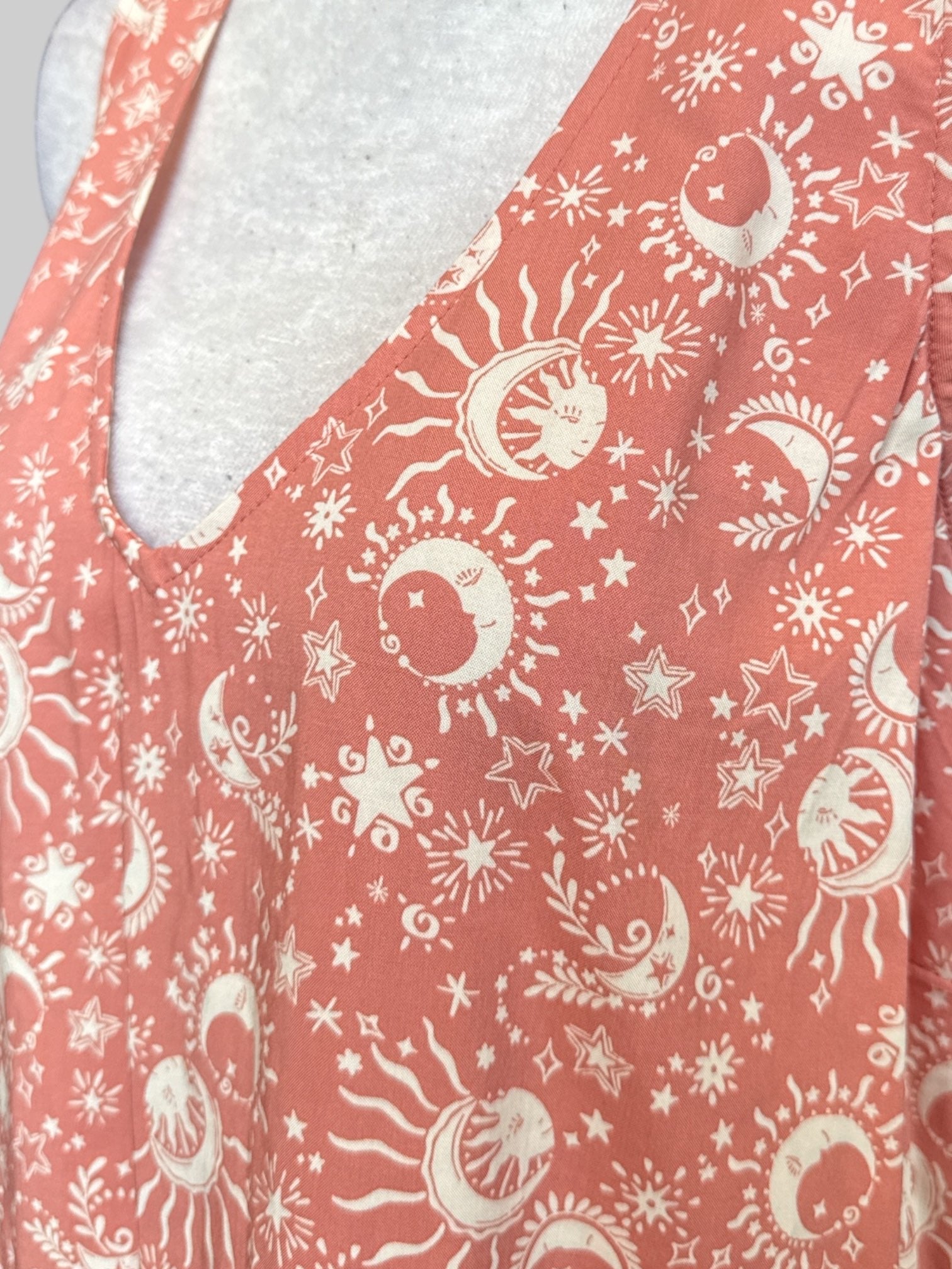 4X NWT Torrid peachy pink flowy sleeveless top with white celestial patterns