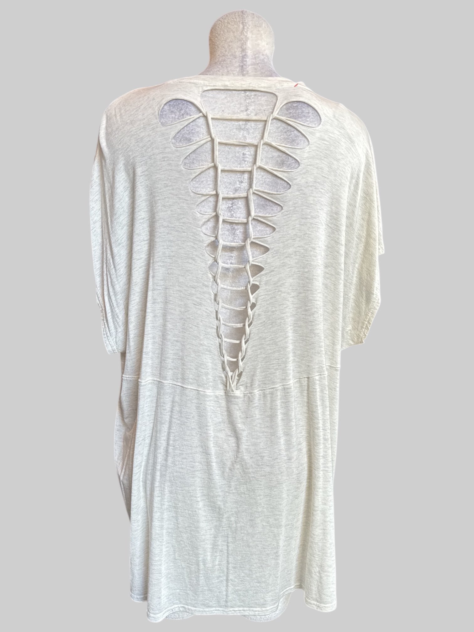 4X Cream colored Heathered flowy top with cool back cut outs