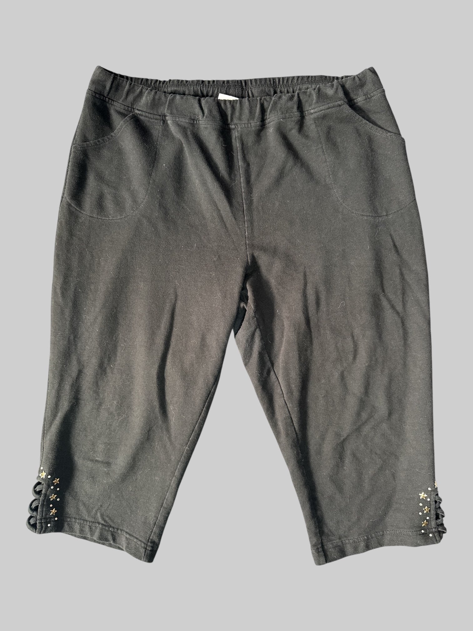 0X Vintage black capris with stretchy waist, pockets, and bedazzling on bottom cuffs