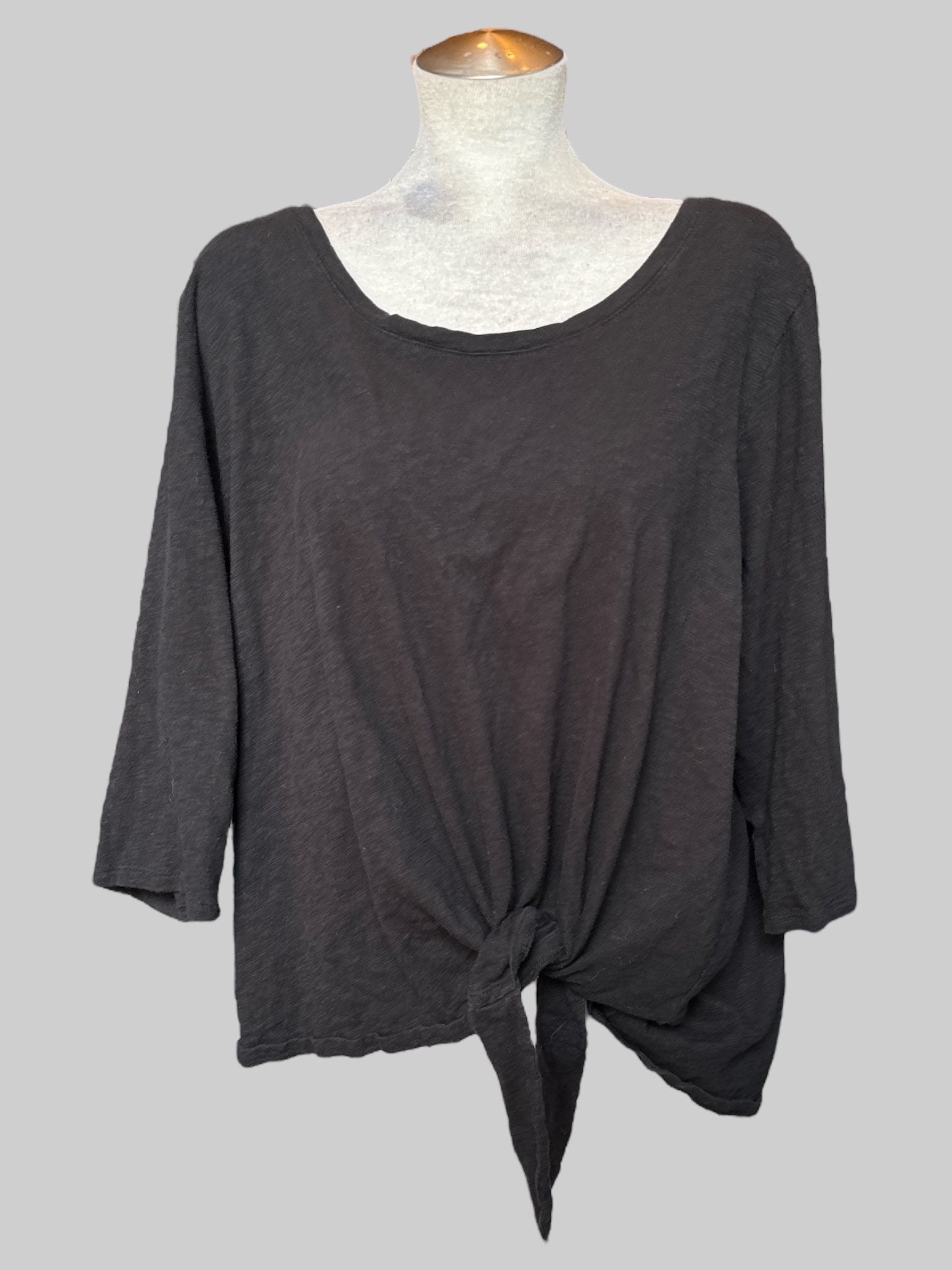 4X Black flowy top with tie in front and quarter sleeves