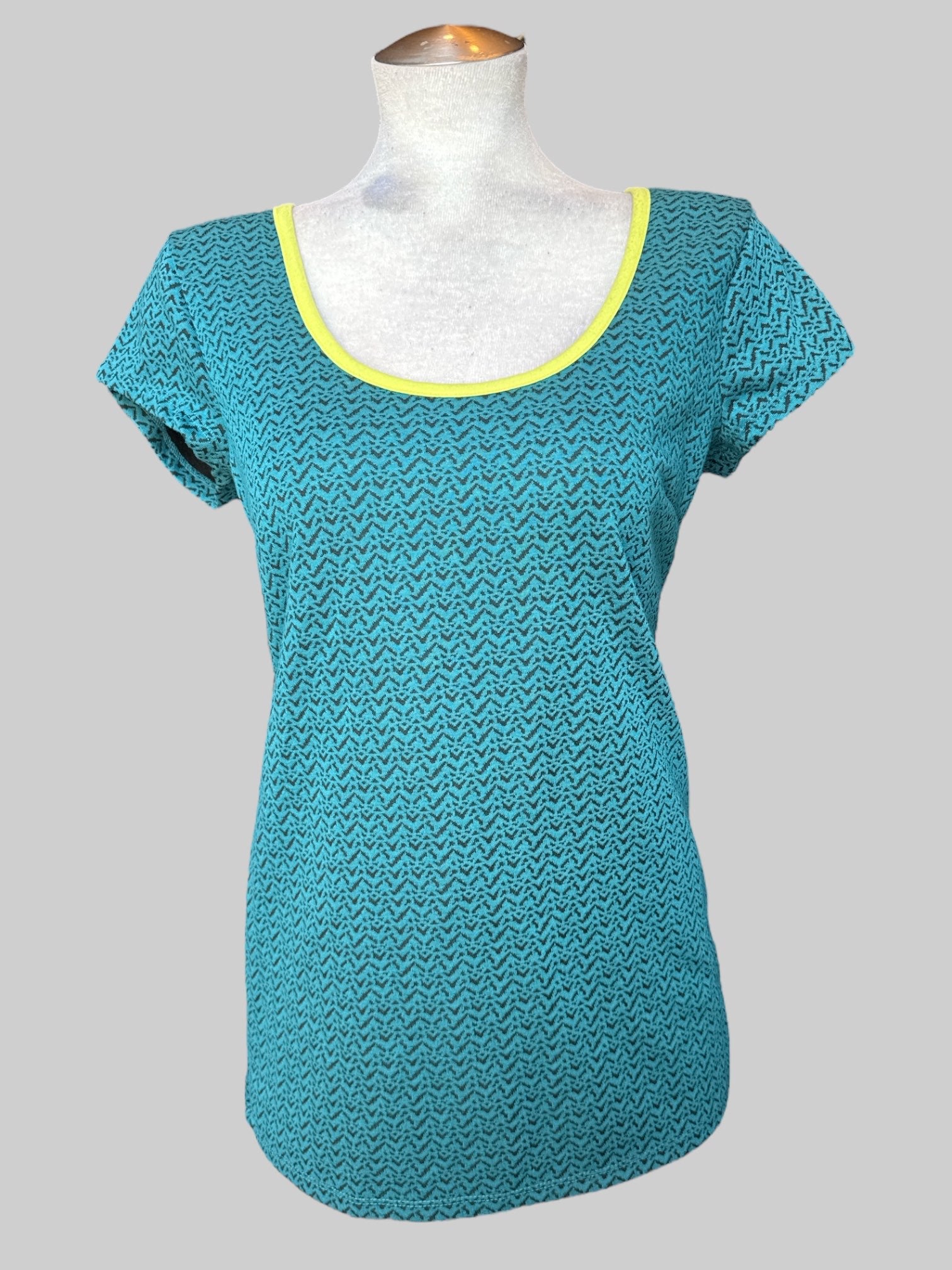 M Greenish blue top with black geometric pattern, back cut out, and yellow hem line