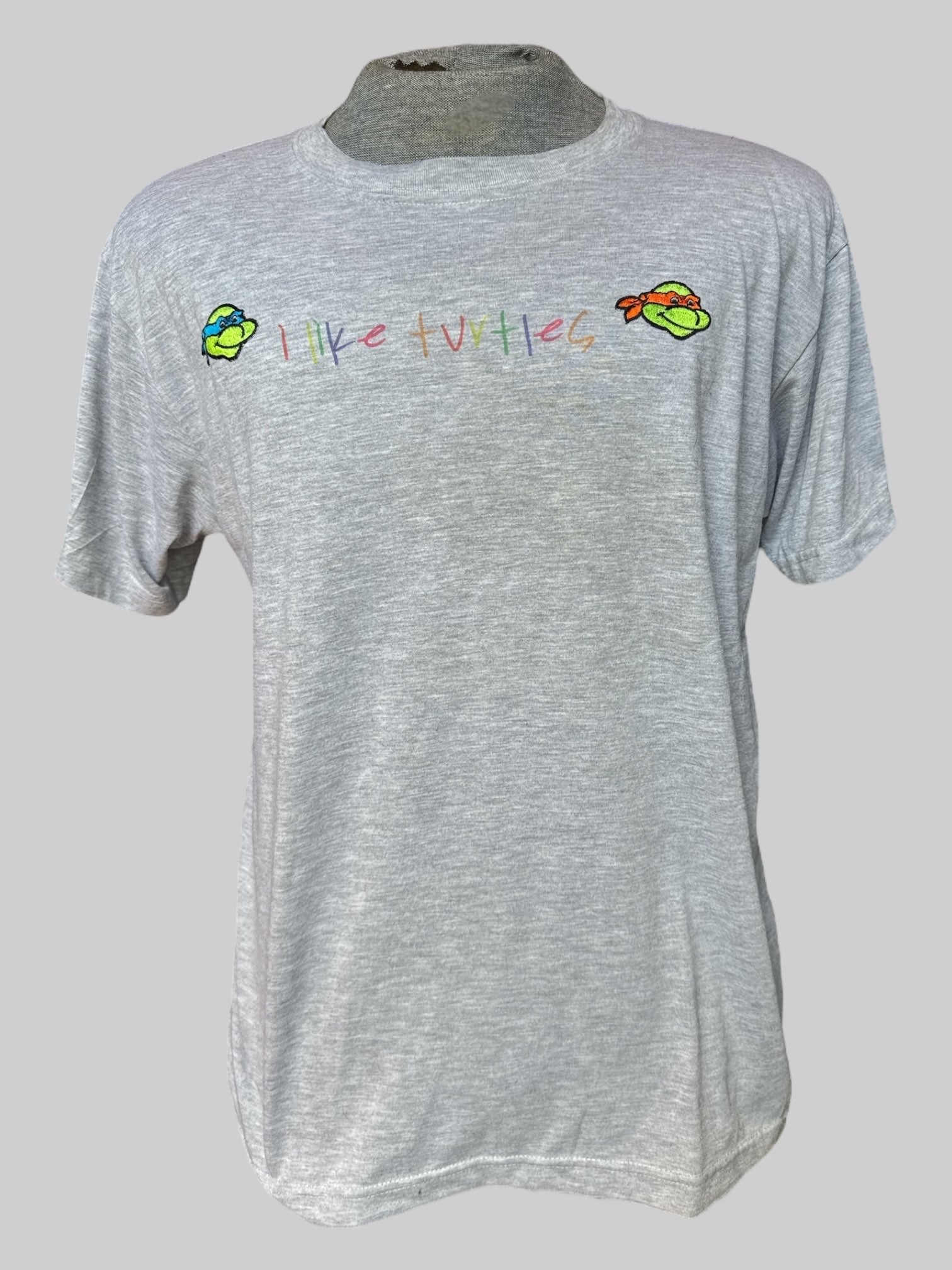 L Heathered light grey t-shirt with “I like turtles” and turtle patches