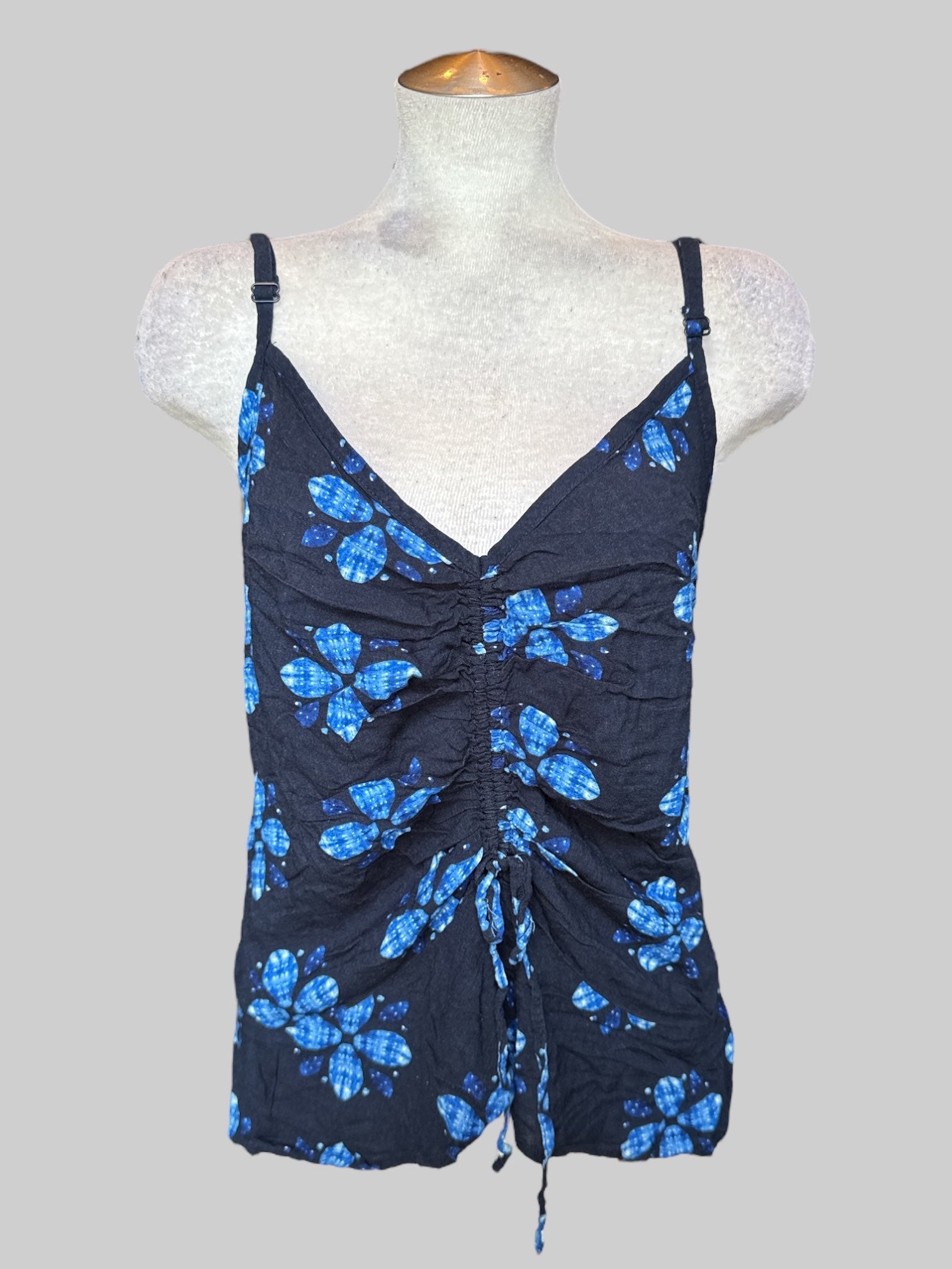 2X Navy blue flowy sleeveless top with blue geometric pattern and ruching in middle