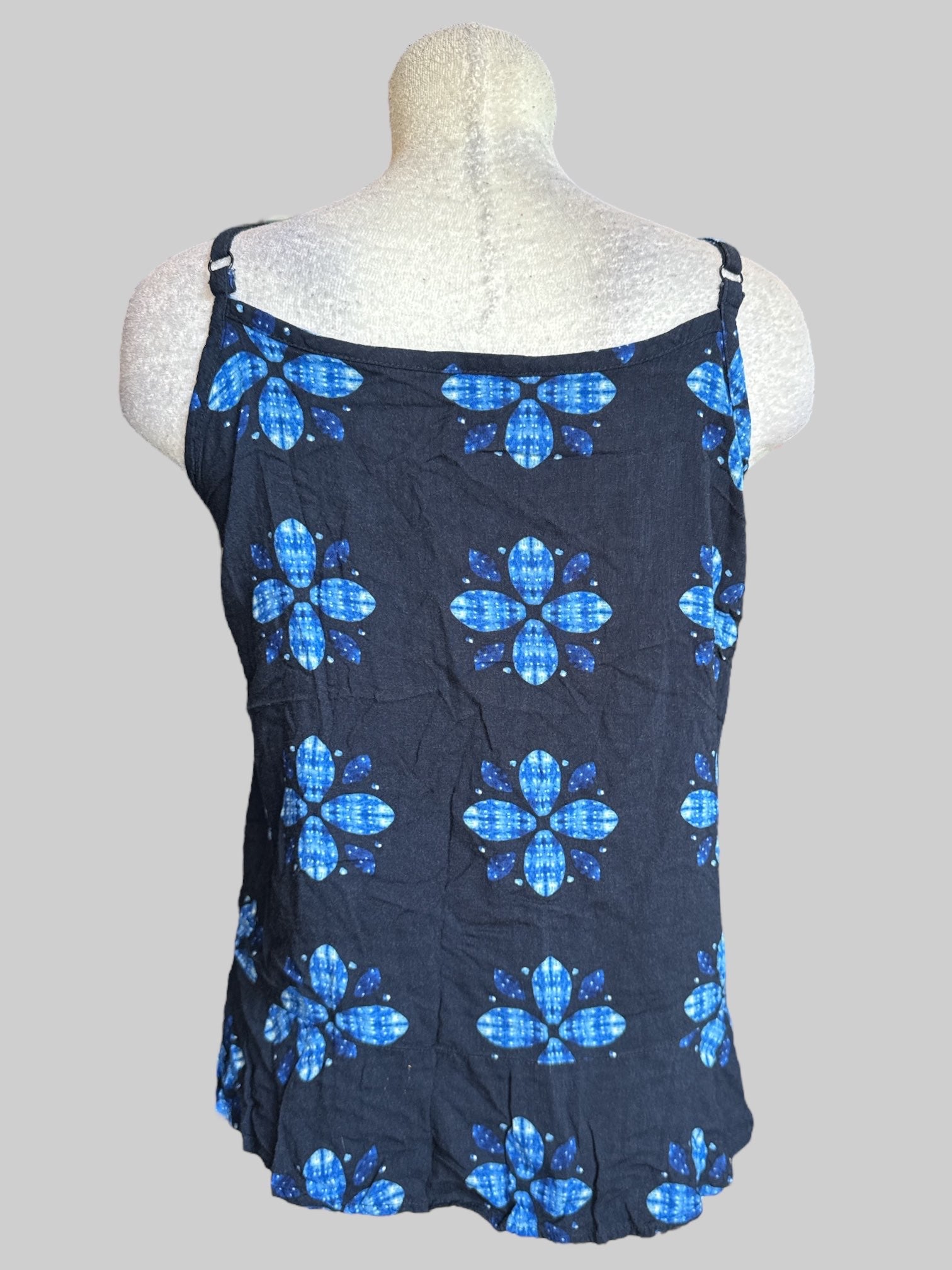 2X Navy blue flowy sleeveless top with blue geometric pattern and ruching in middle
