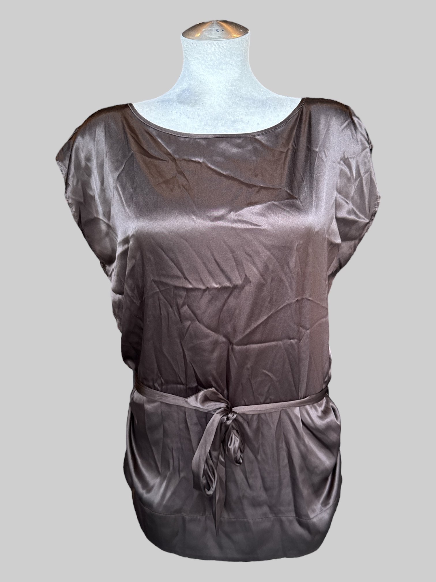 L Black satin-like top with tie in front