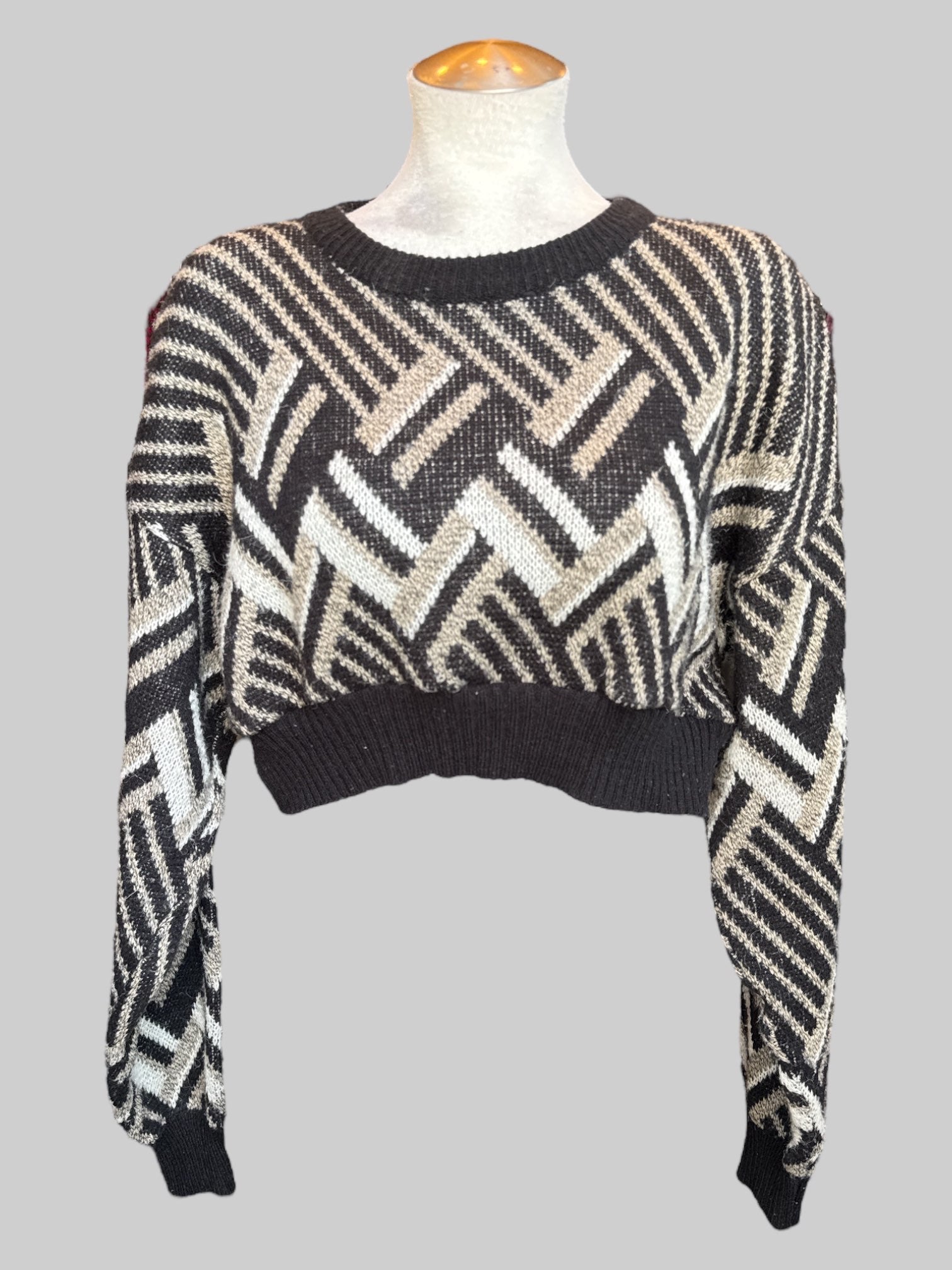 XL Vintage black, tan, and white geometric pattern cropped sweater