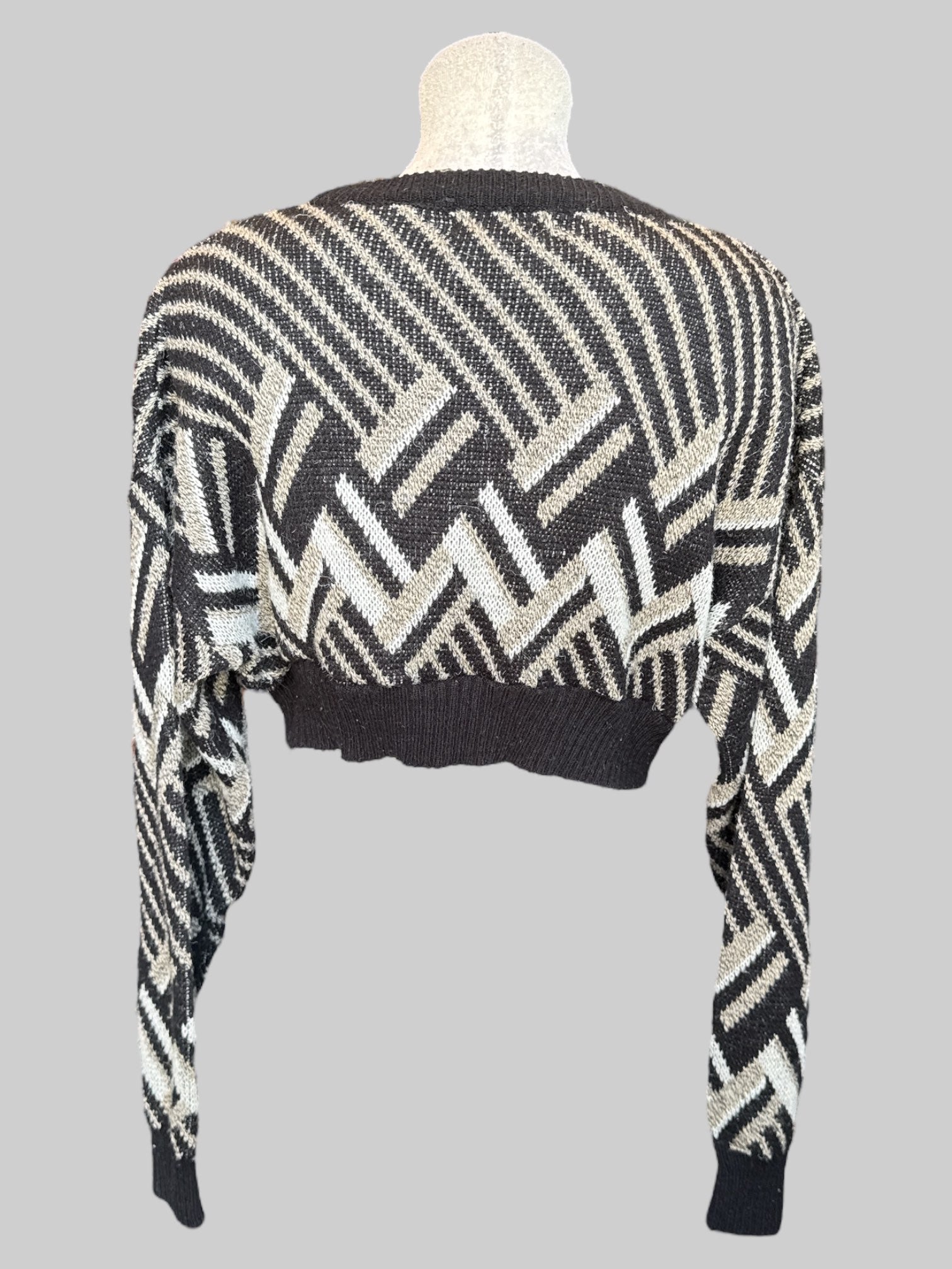 XL Vintage black, tan, and white geometric pattern cropped sweater