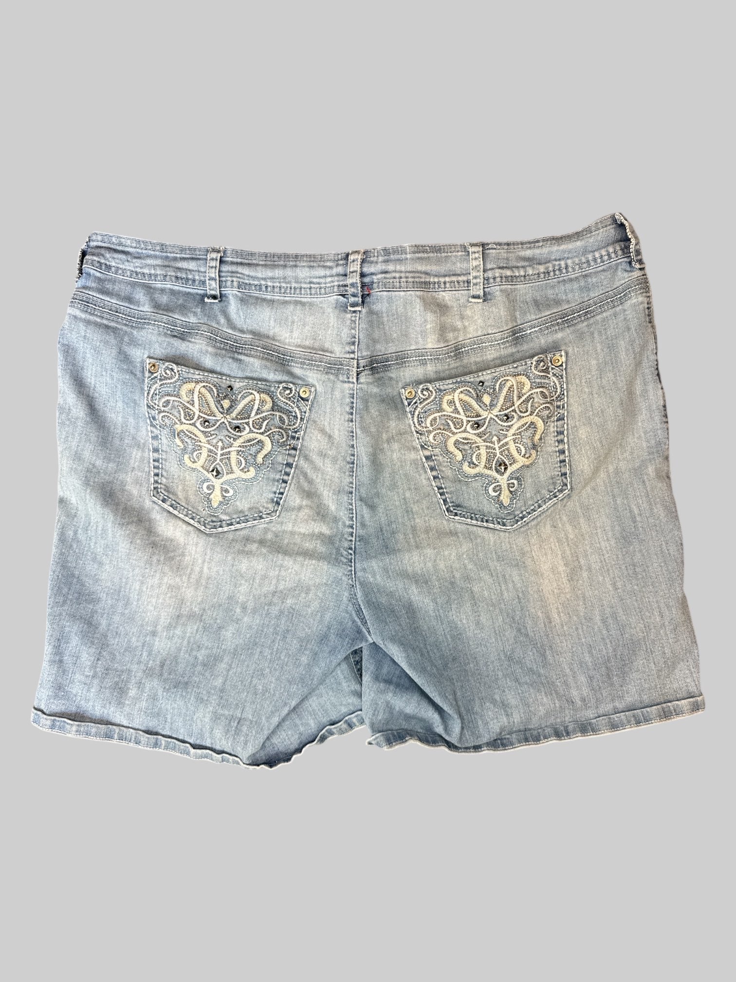 2X Vintage light blue denim shorts with embroidered pockets