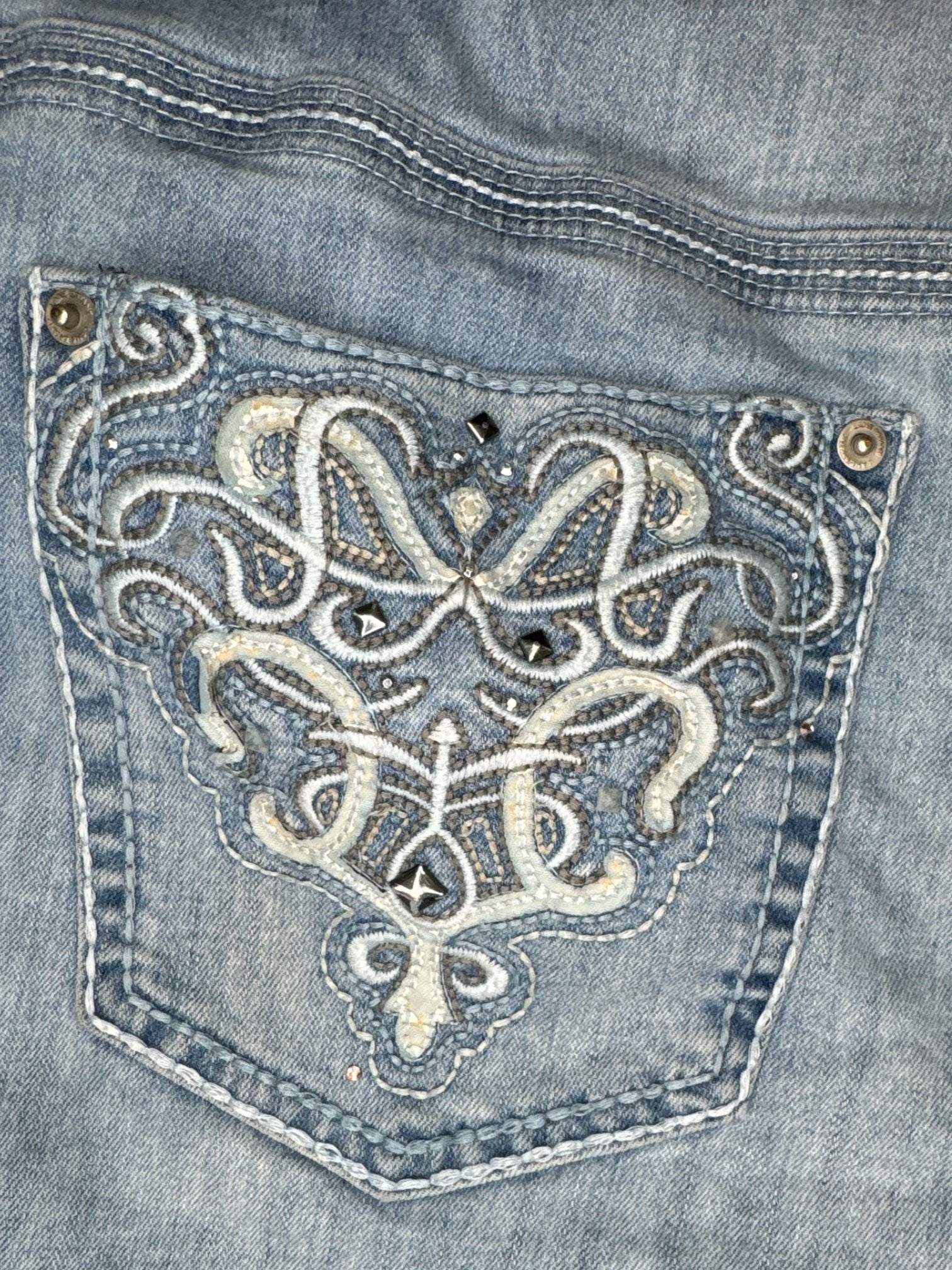 2X Vintage light blue denim shorts with embroidered pockets