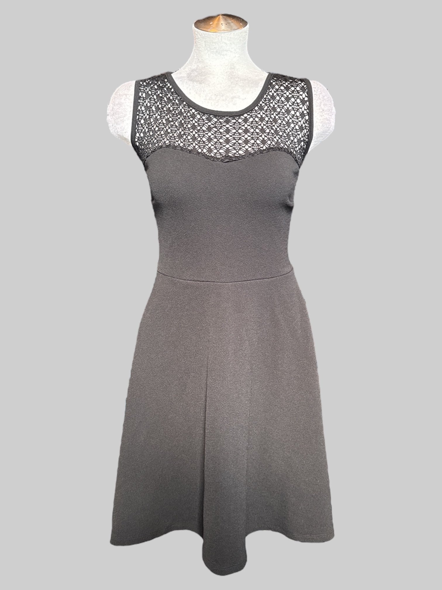 2X Black dress with chest lattice