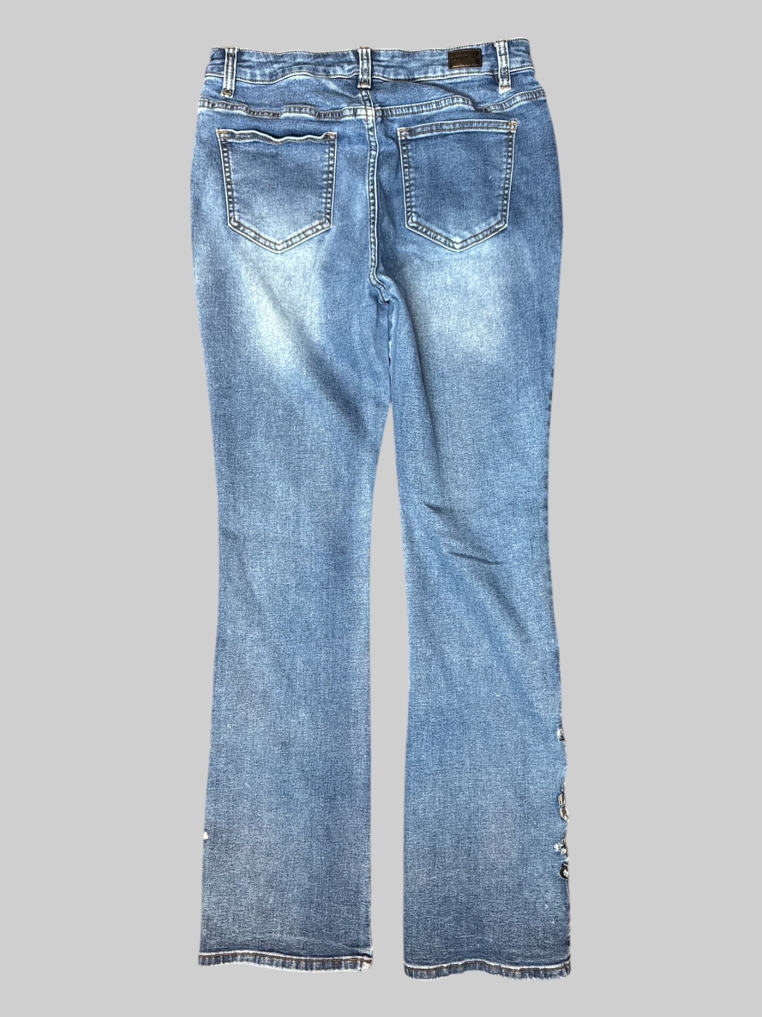 L Blue jeans with floral embroidery on bottoms