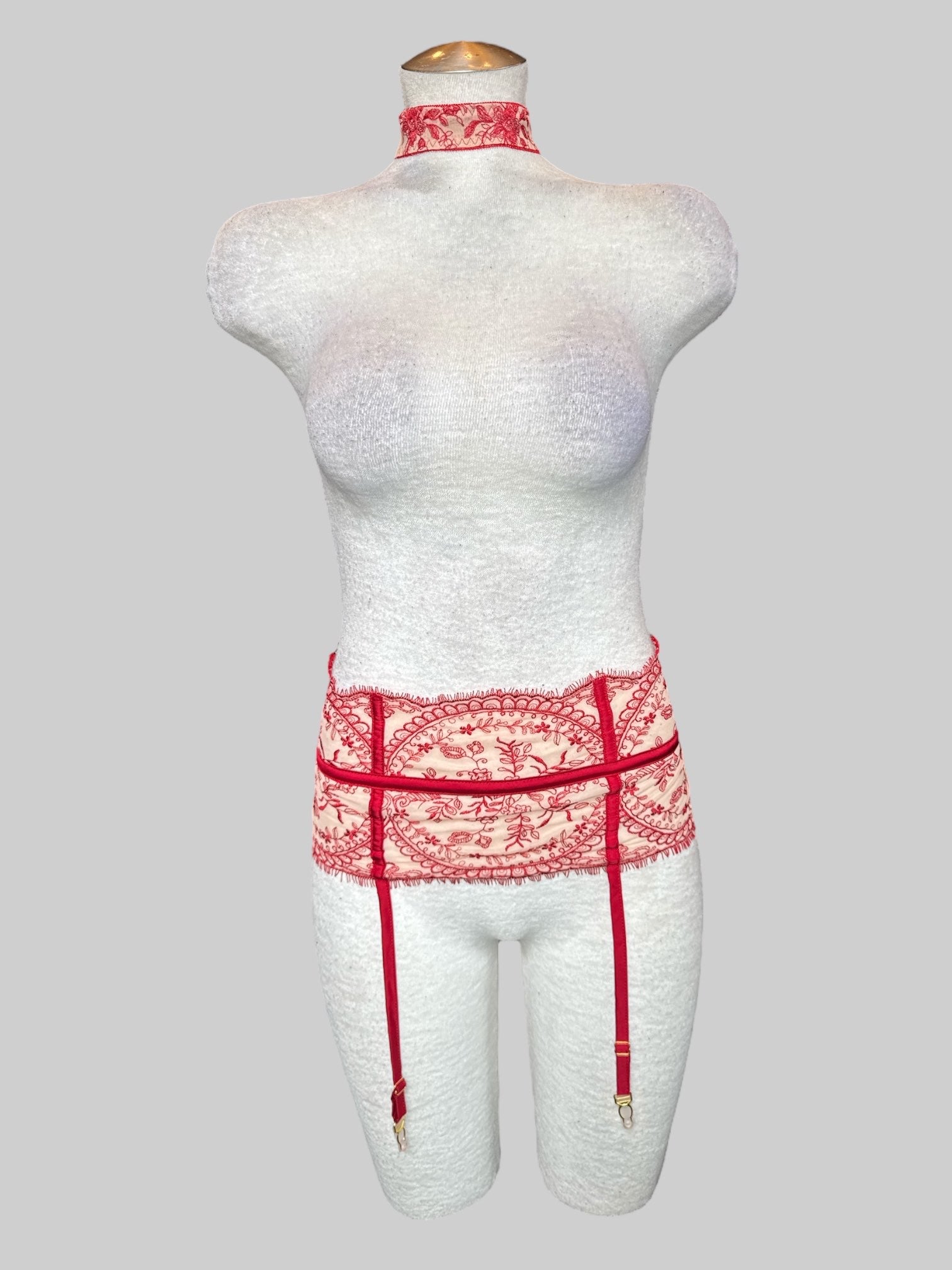 0X Red and light tan lacey garter belt with matching choker