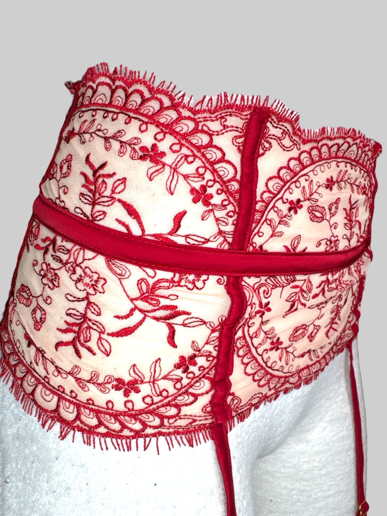 0X Red and light tan lacey garter belt with matching choker