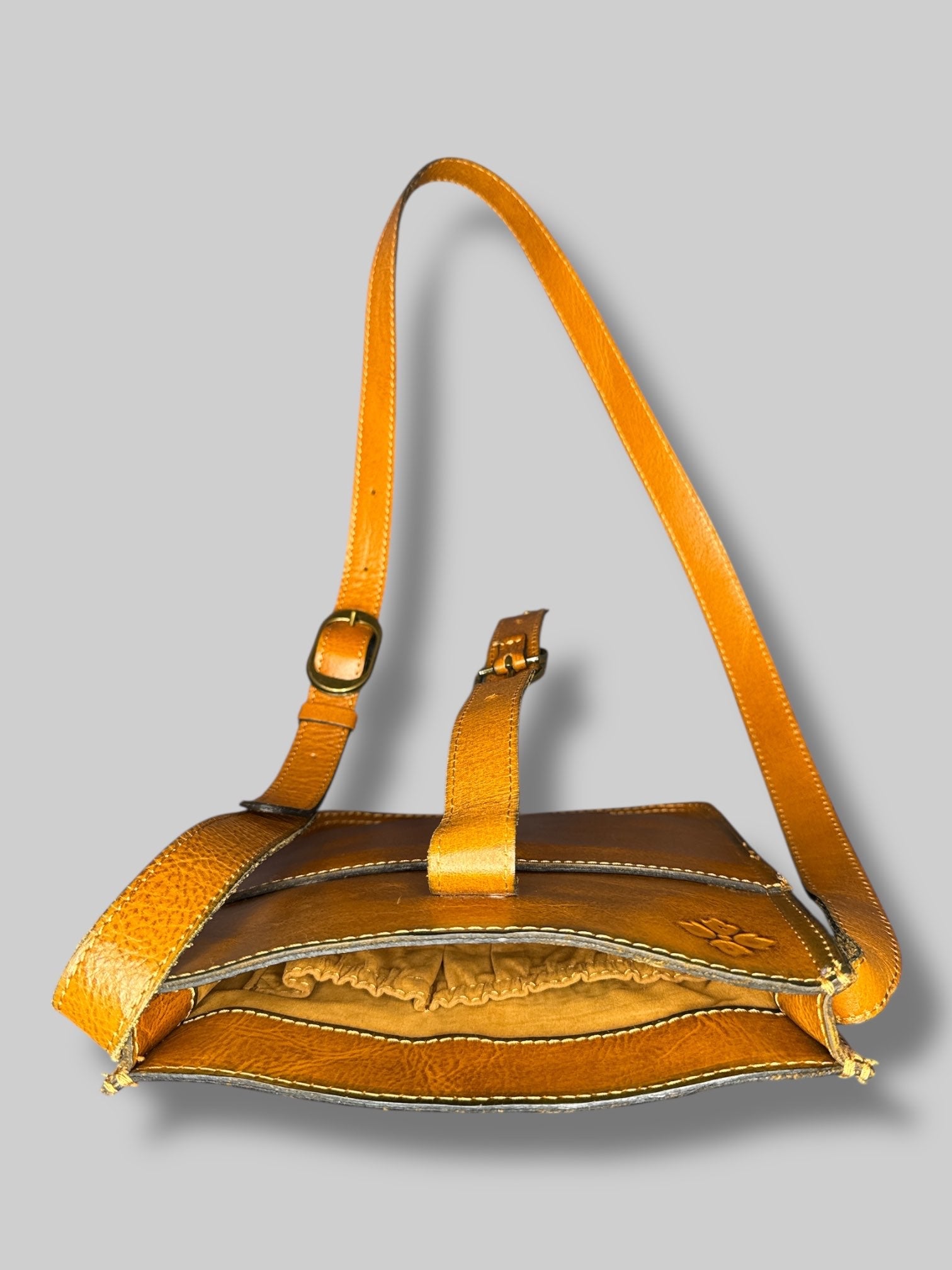 Genuine leather bag with adjustable straps and florals