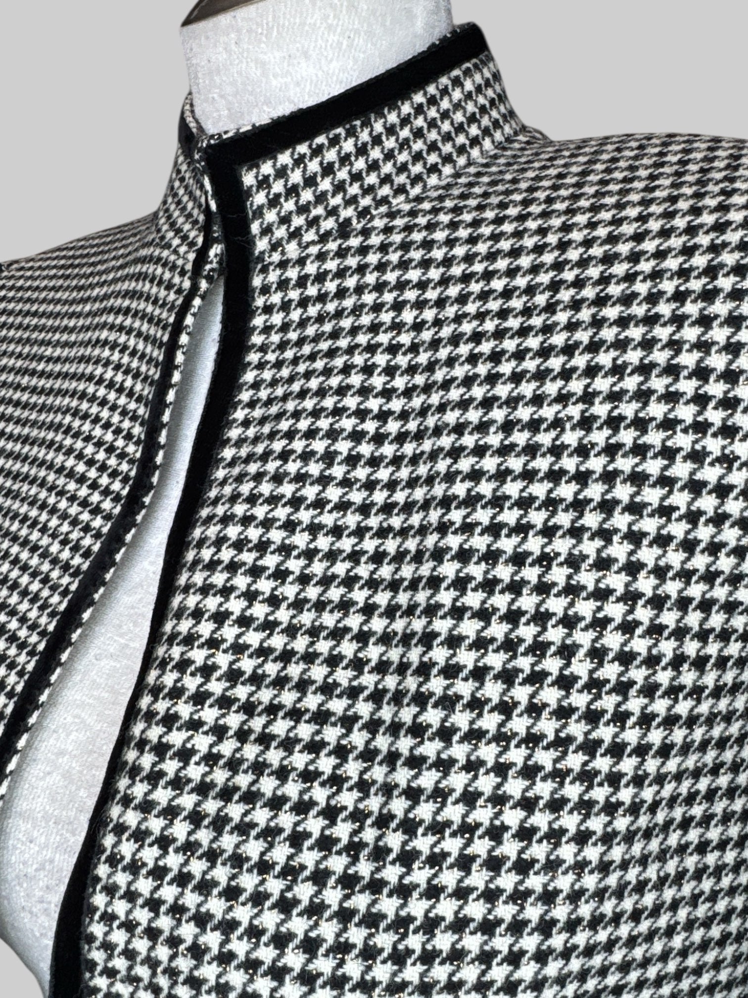 M Louis Féraud vintage white, black, and metallic gold houndstooth  pattern blazer and clasp on neck area