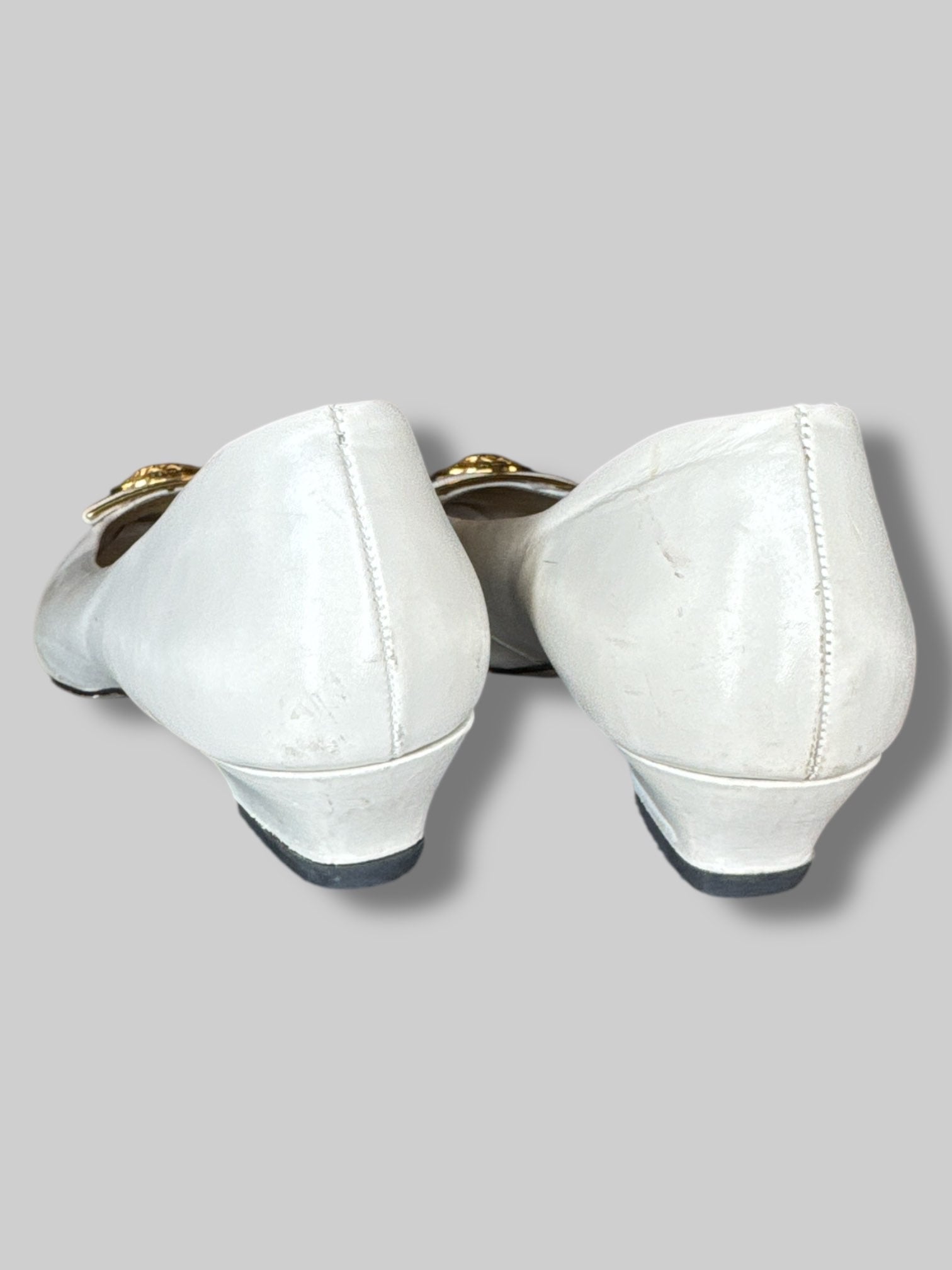 vintage off white shoes with scuffing size 6