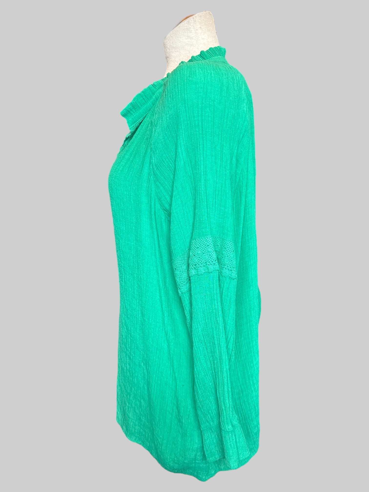 1X Long sleeve green top with lace on sleeves and collar