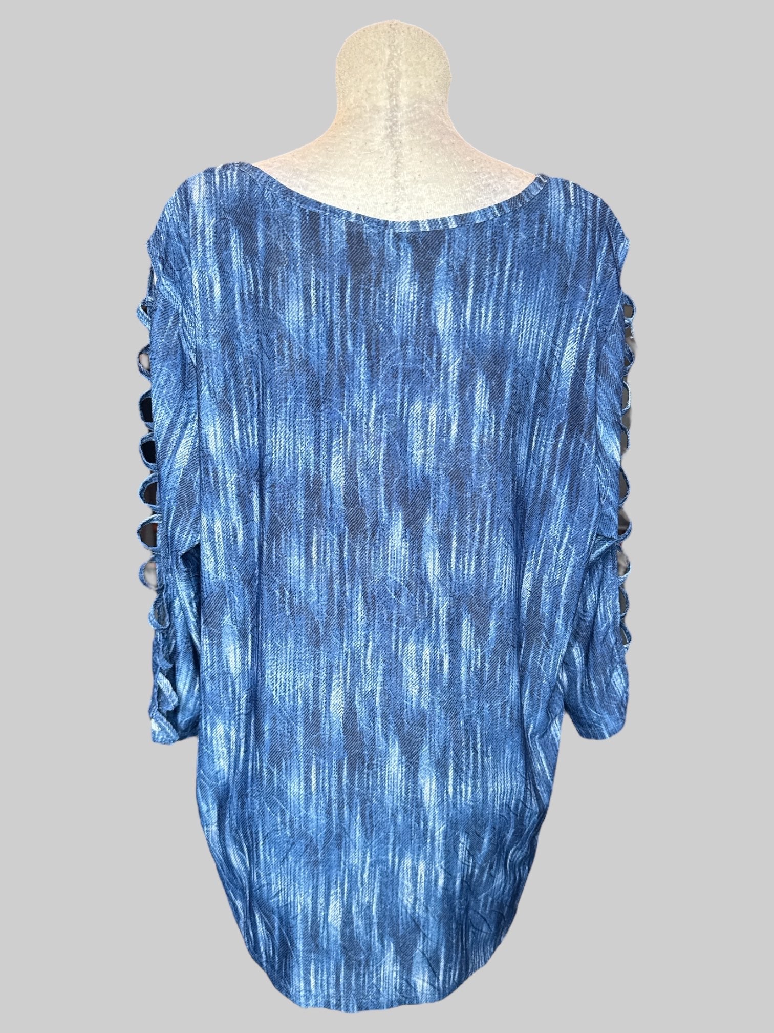 2X Blue and white textured long sleeve top with cutout sleeves