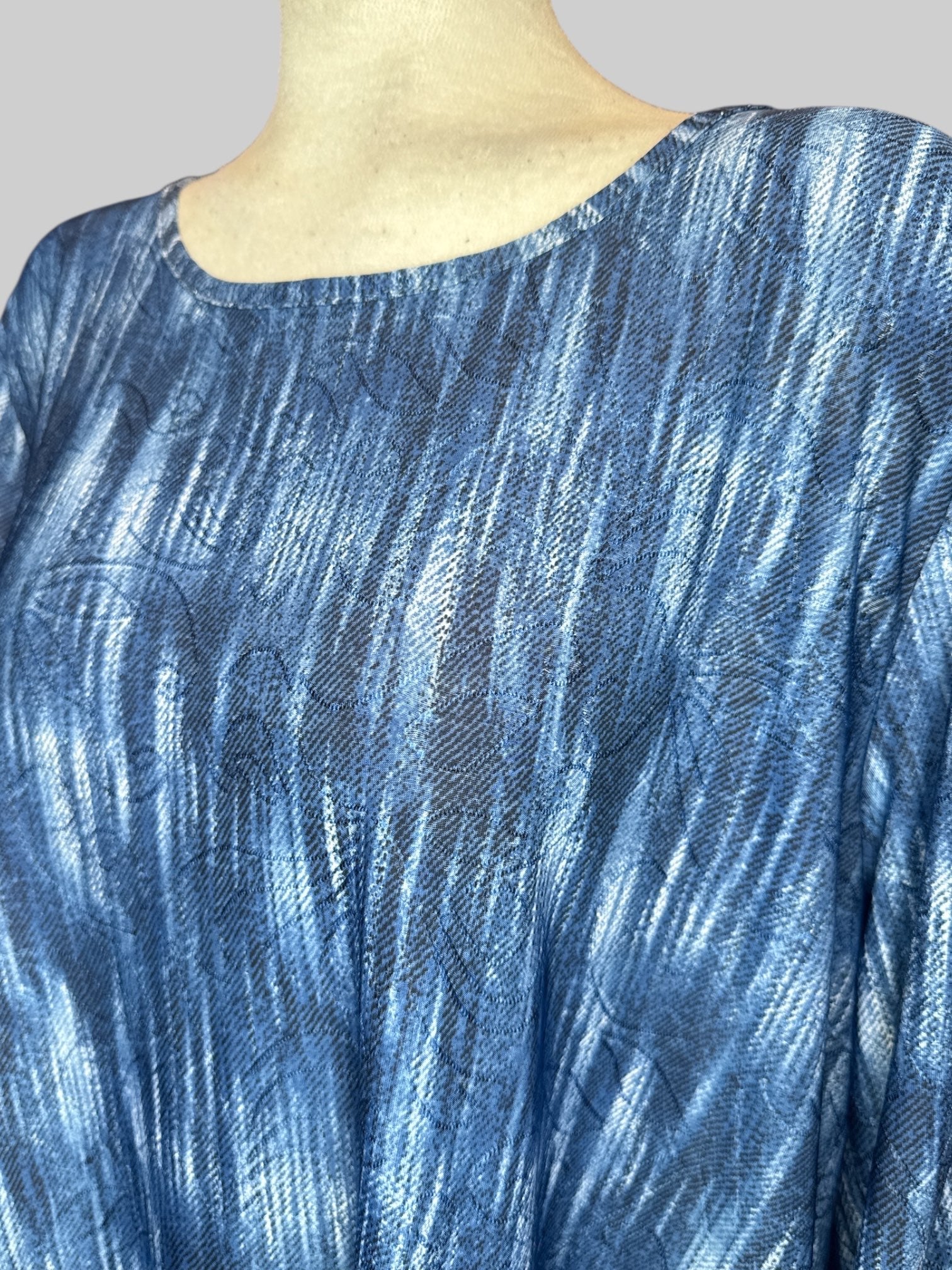 2X Blue and white textured long sleeve top with cutout sleeves