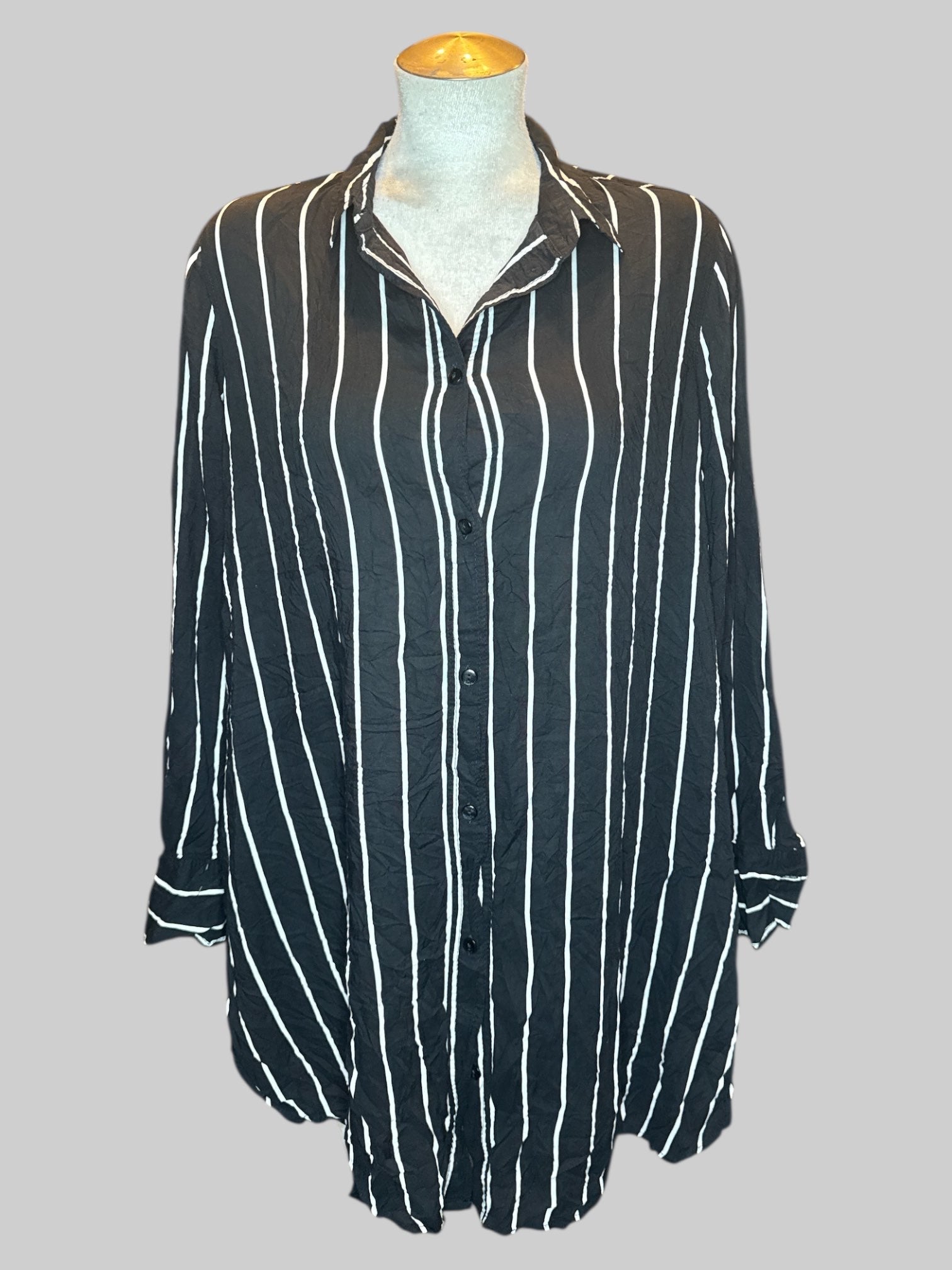 L Black and white striped flowy tunic style button up top