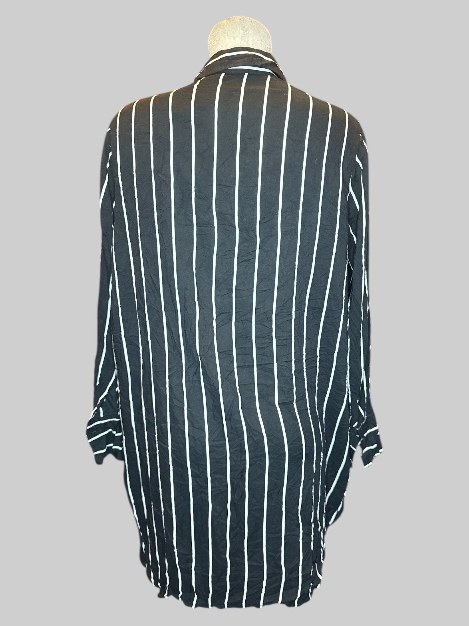 L Black and white striped flowy tunic style button up top