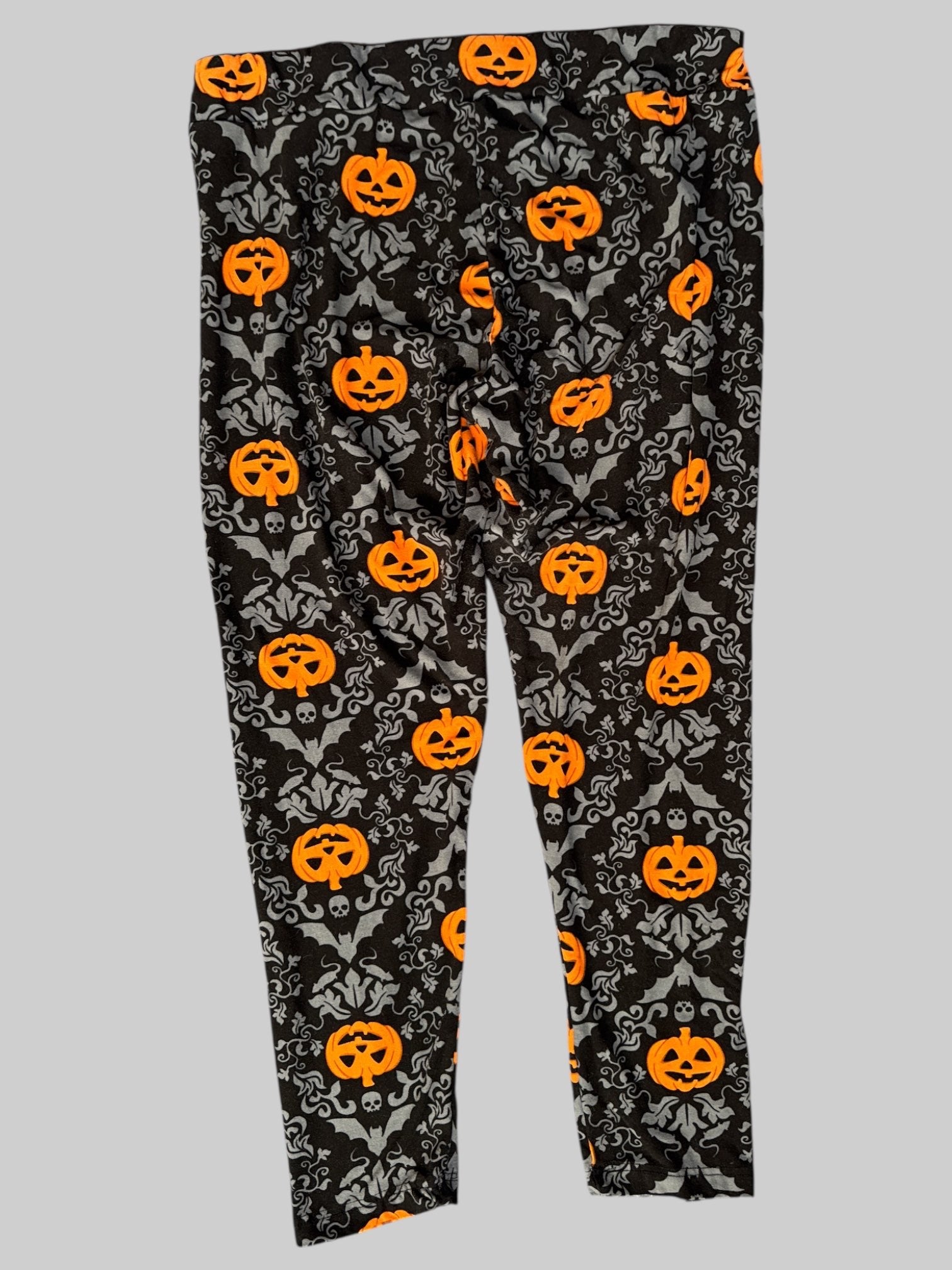 1X Black leggings with gray bats and pumpkins
