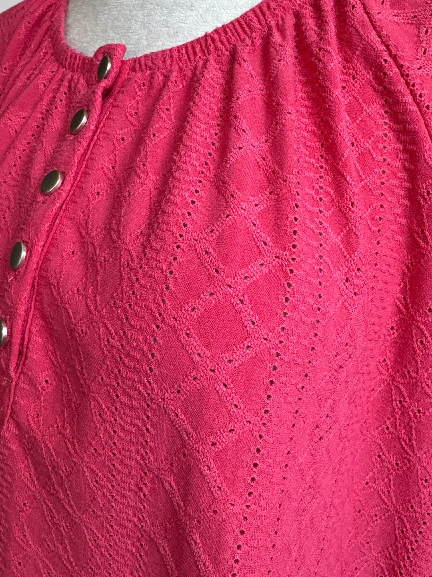 2X Pink blouse with textured geometric pattern and buttons