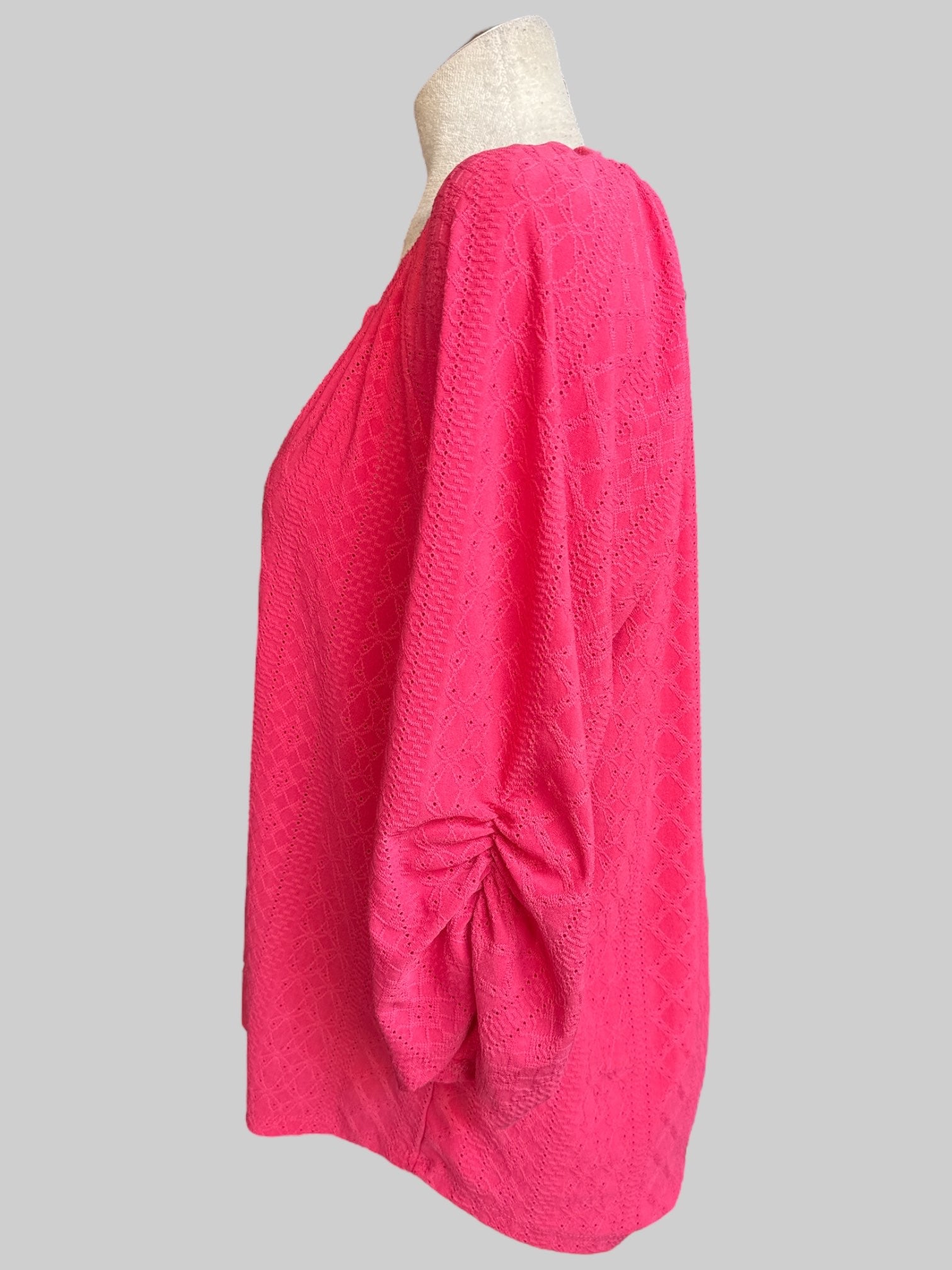 2X Pink blouse with textured geometric pattern and buttons