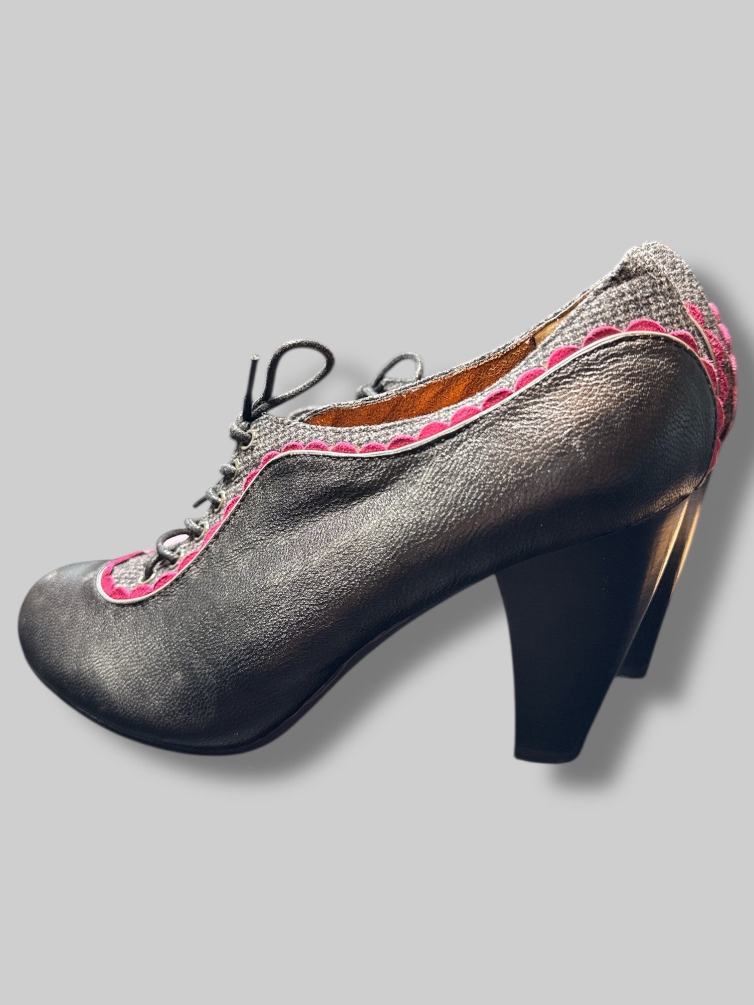 Size 39.5 EU Vintage black heel with pink scallop trim