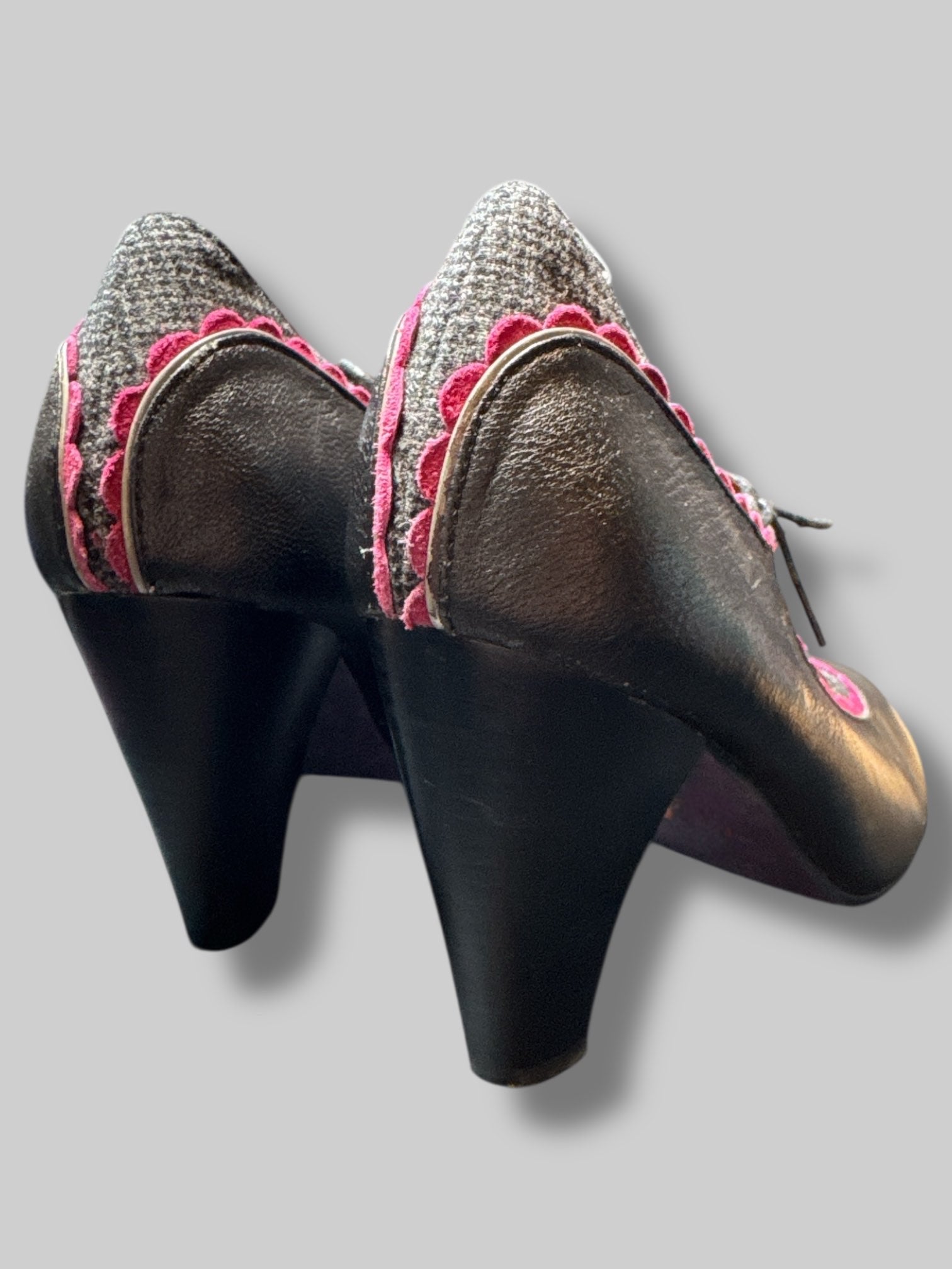 Size 39.5 EU Vintage black heel with pink scallop trim