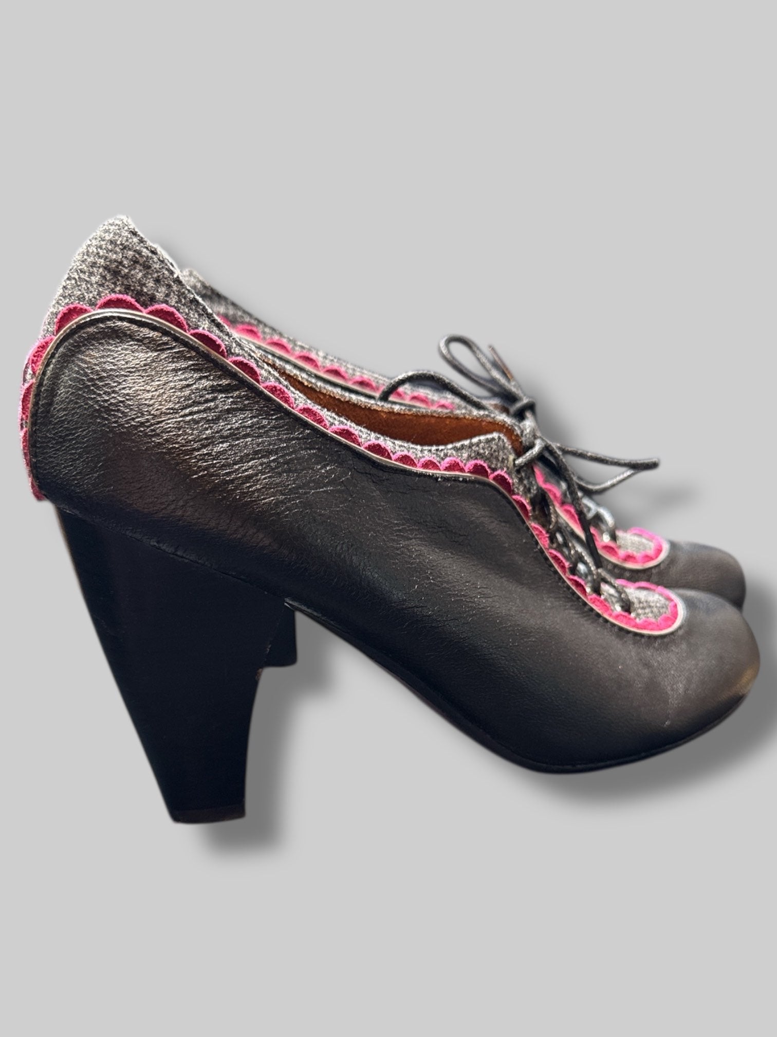Size 39.5 EU Vintage black heel with pink scallop trim