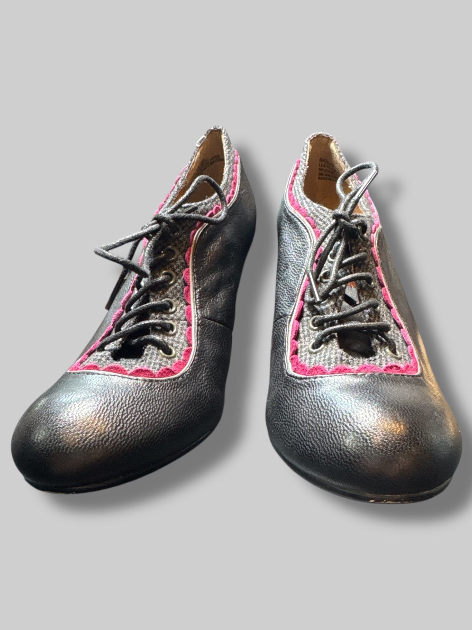 Size 39.5 EU Vintage black heel with pink scallop trim
