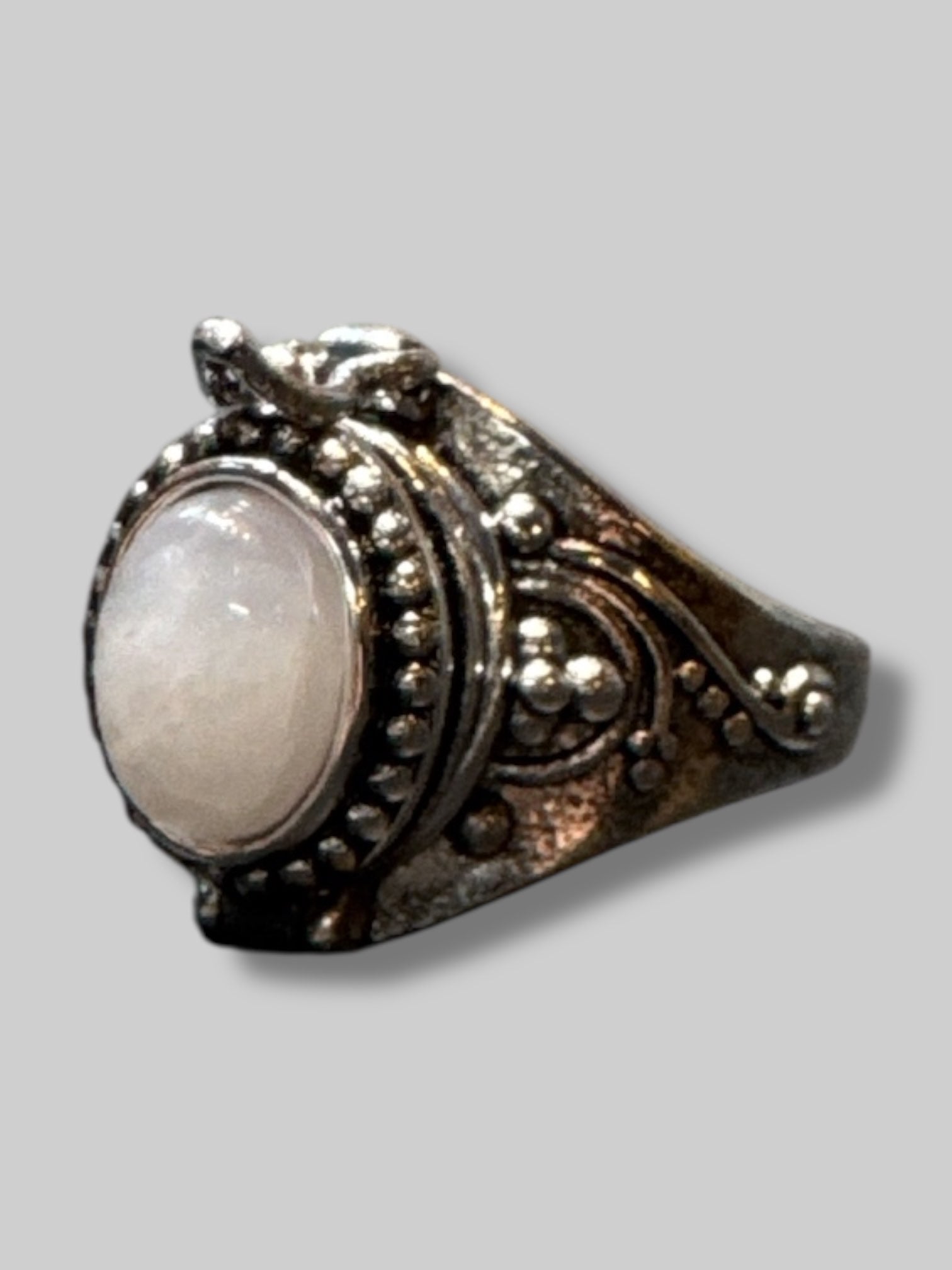 Adjustable rose quartz poison ring