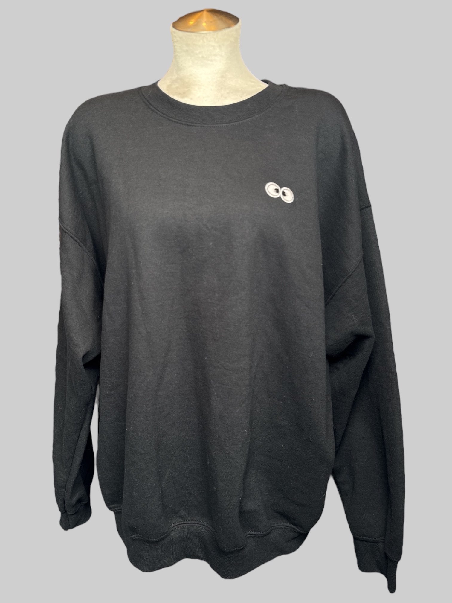 2X black pullover sweater with embroidered googly eyes on front and back