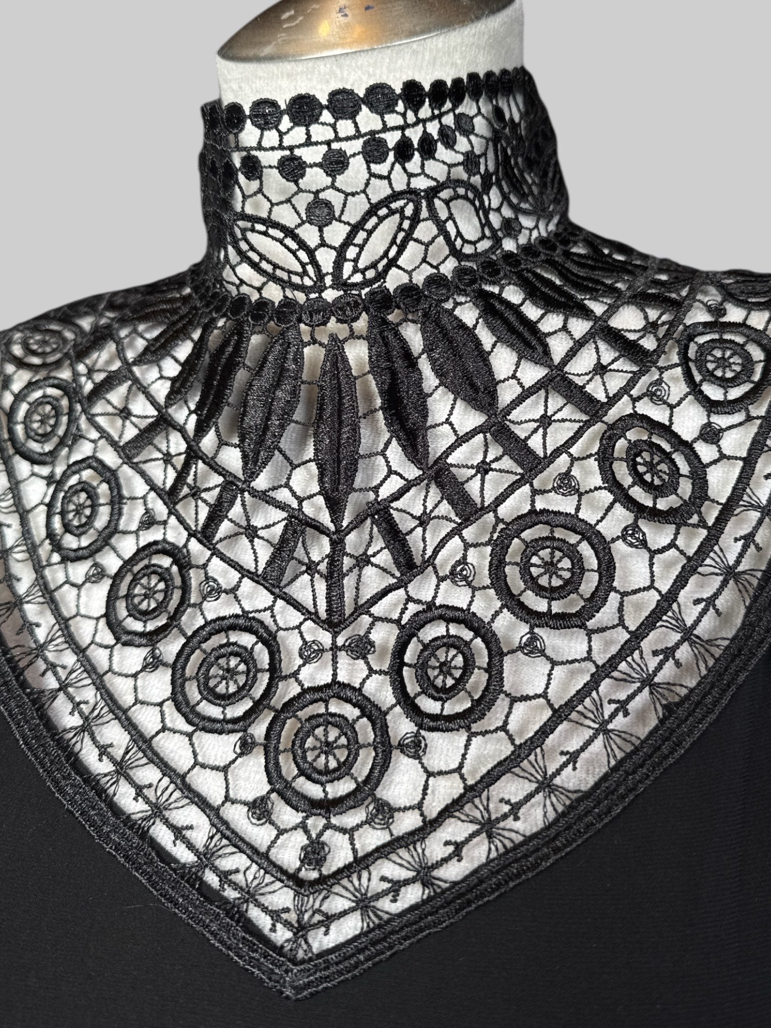 0X black sleeveless top with beautiful lace chest