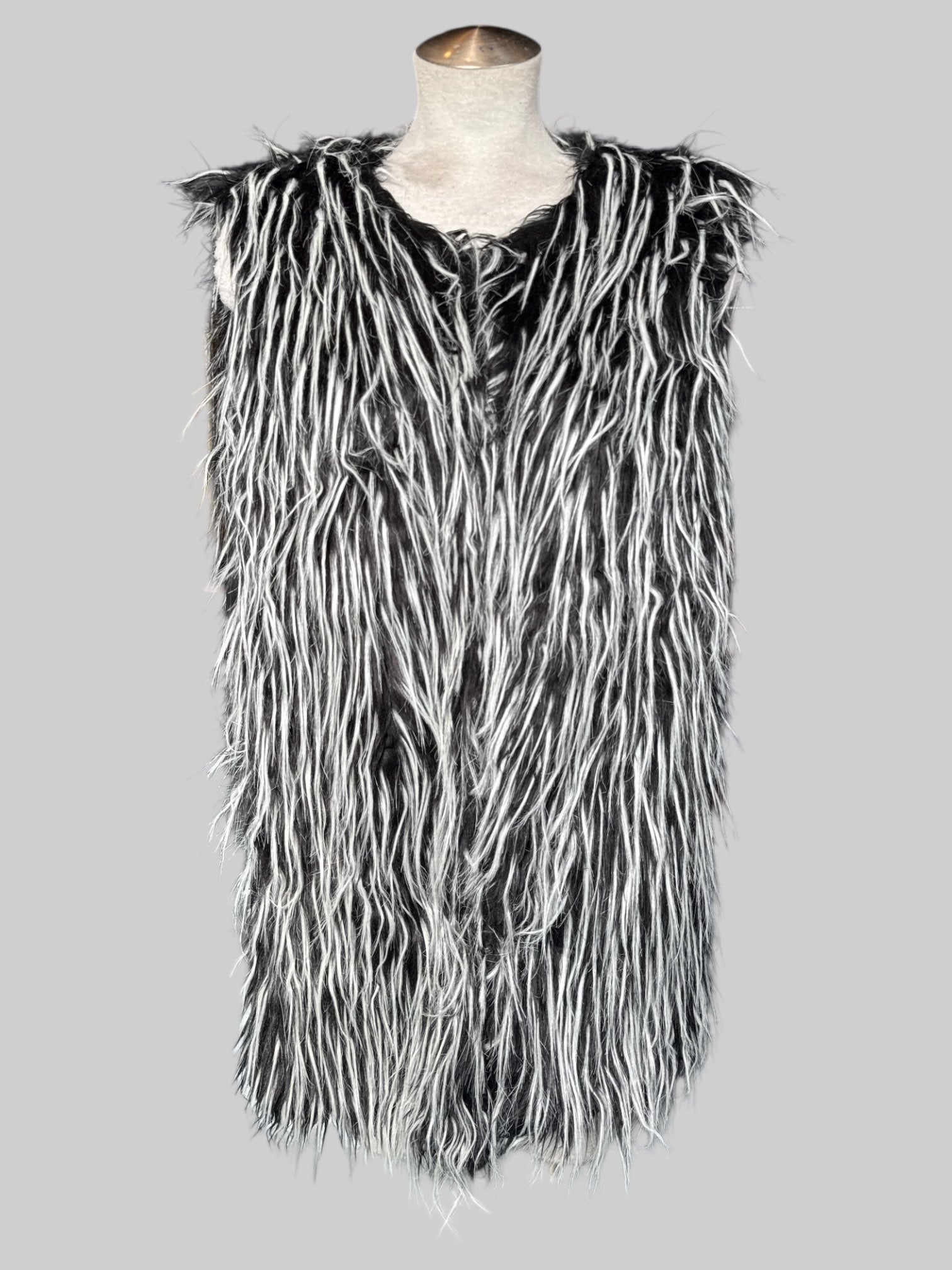 0X furry black and white sleeveless cardigan with clasps instead of buttons and pleather sides