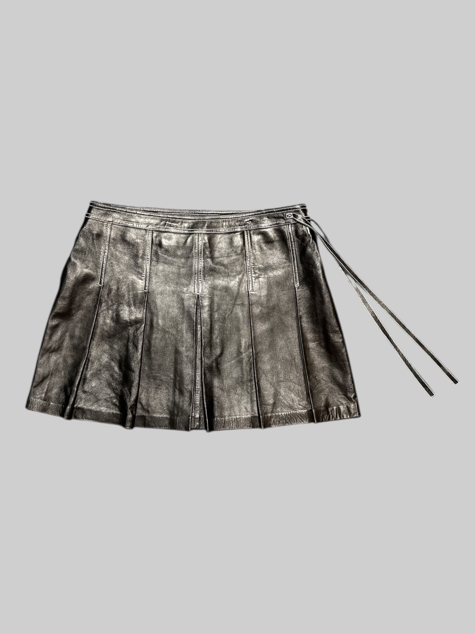 L vintage black short pleated genuine leather skirt with white stitching