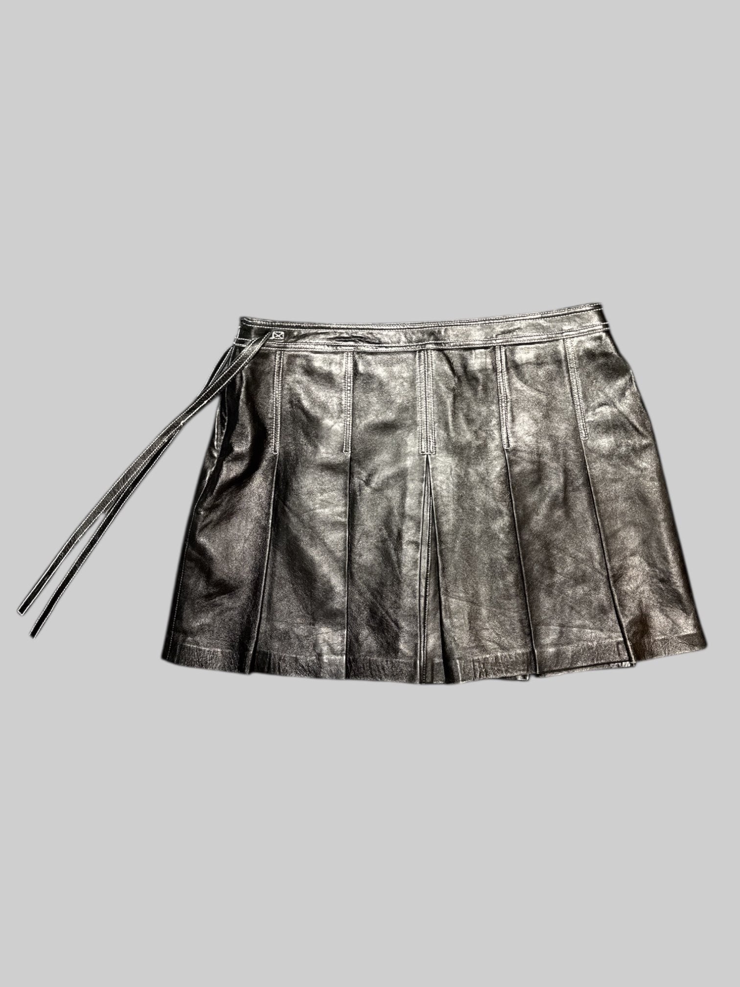 L vintage black short pleated genuine leather skirt with white stitching