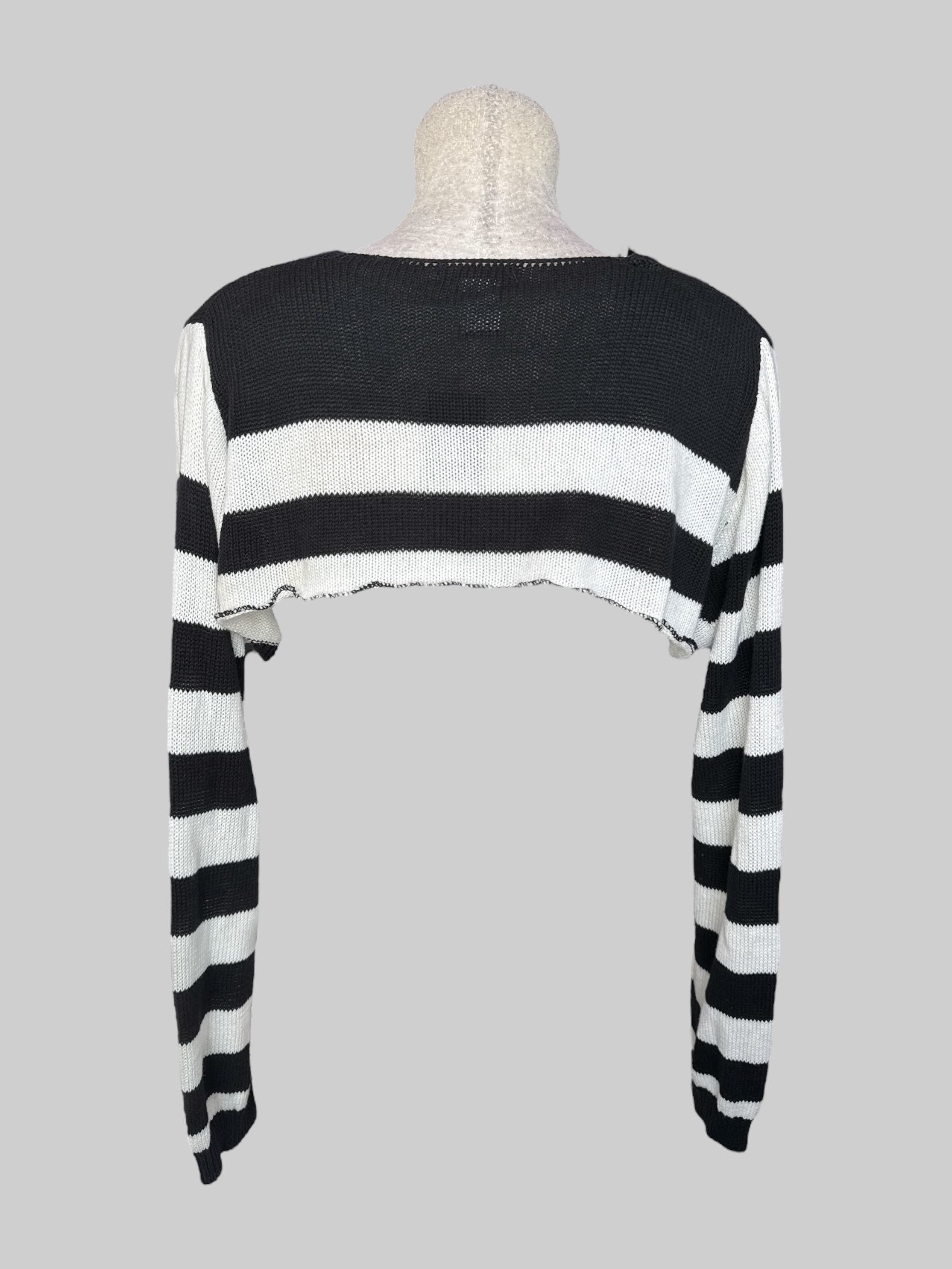 L black and white knit long sleeve shrug with safety pins