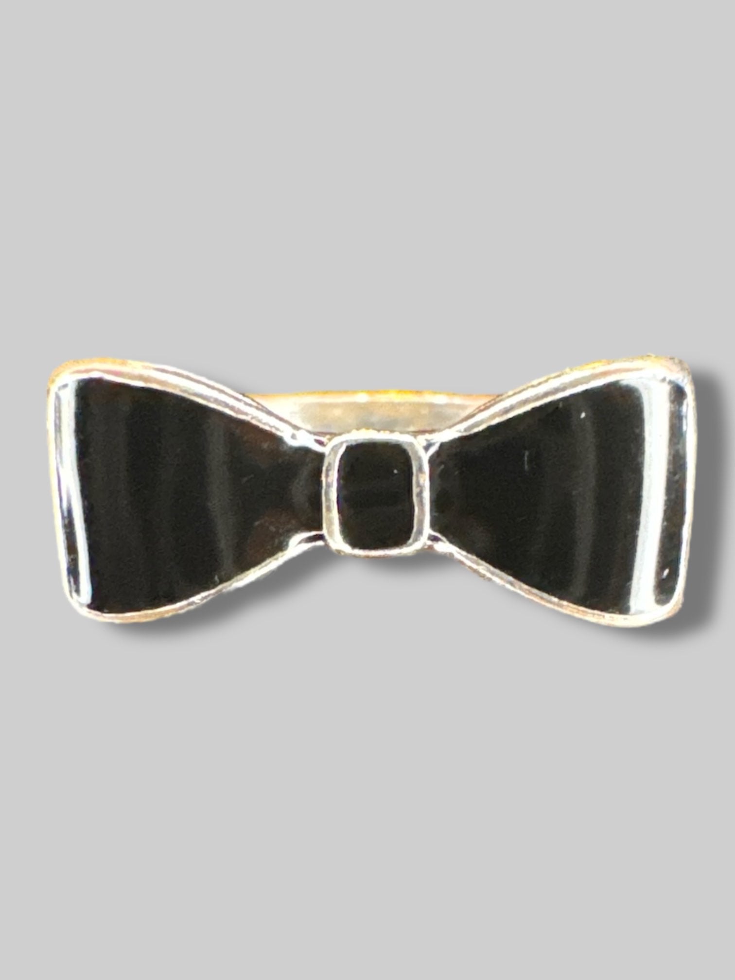 Size 8.5 Silvertone ring with black resin bow