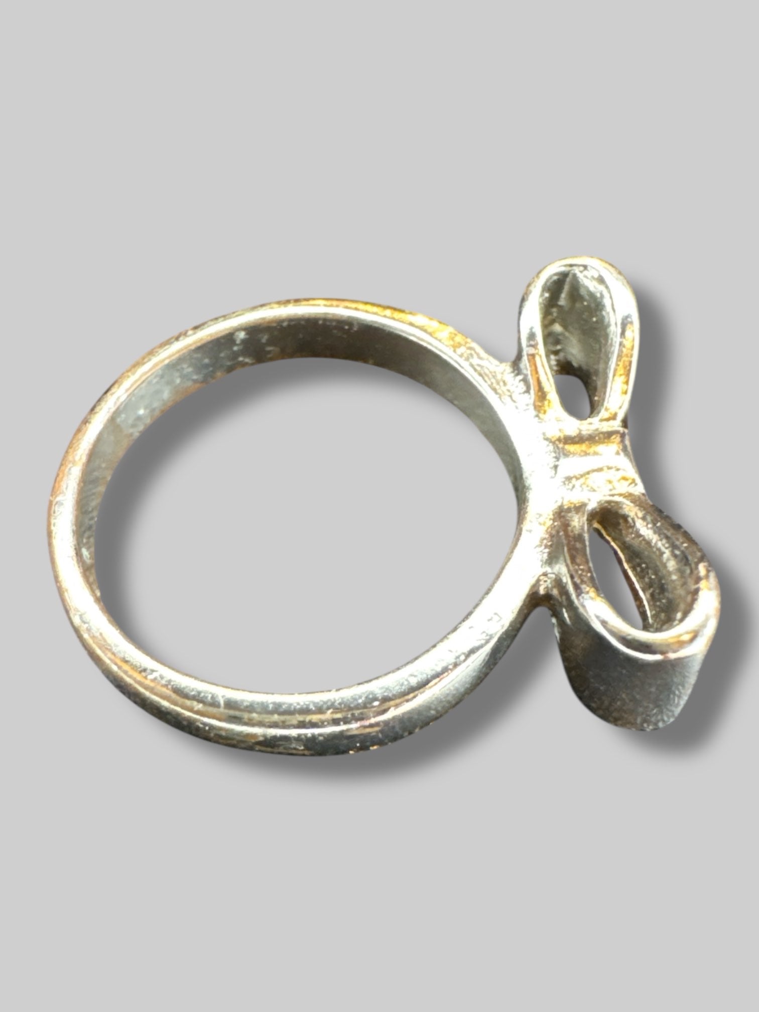 Size 8.5 Silvertone ring with black resin bow