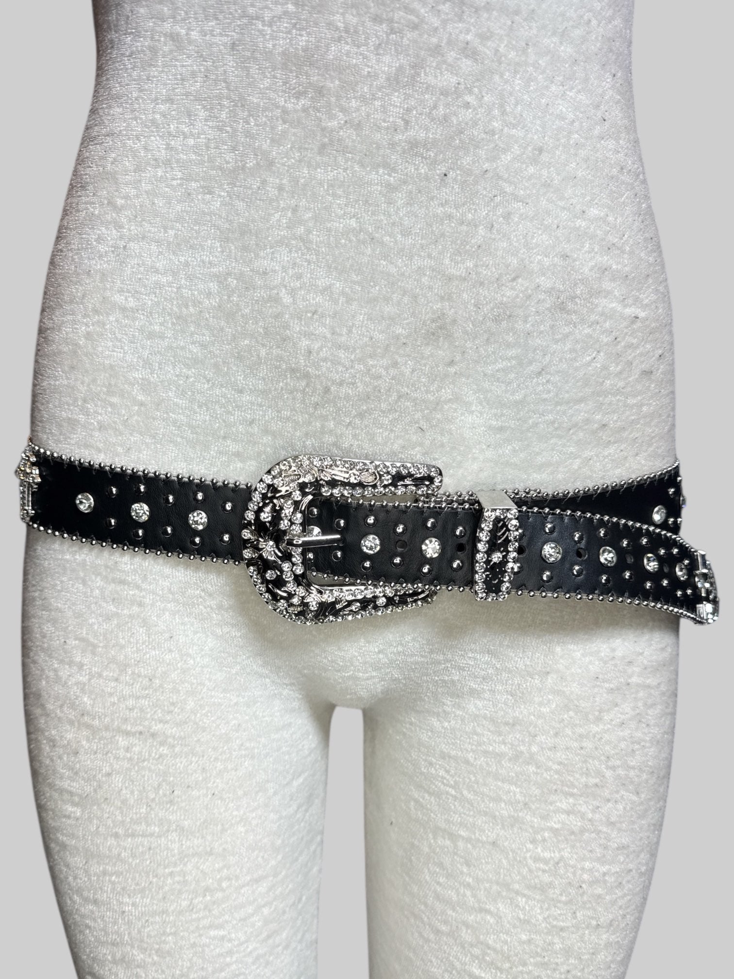 1X black leather and bedazzled belt with cross details