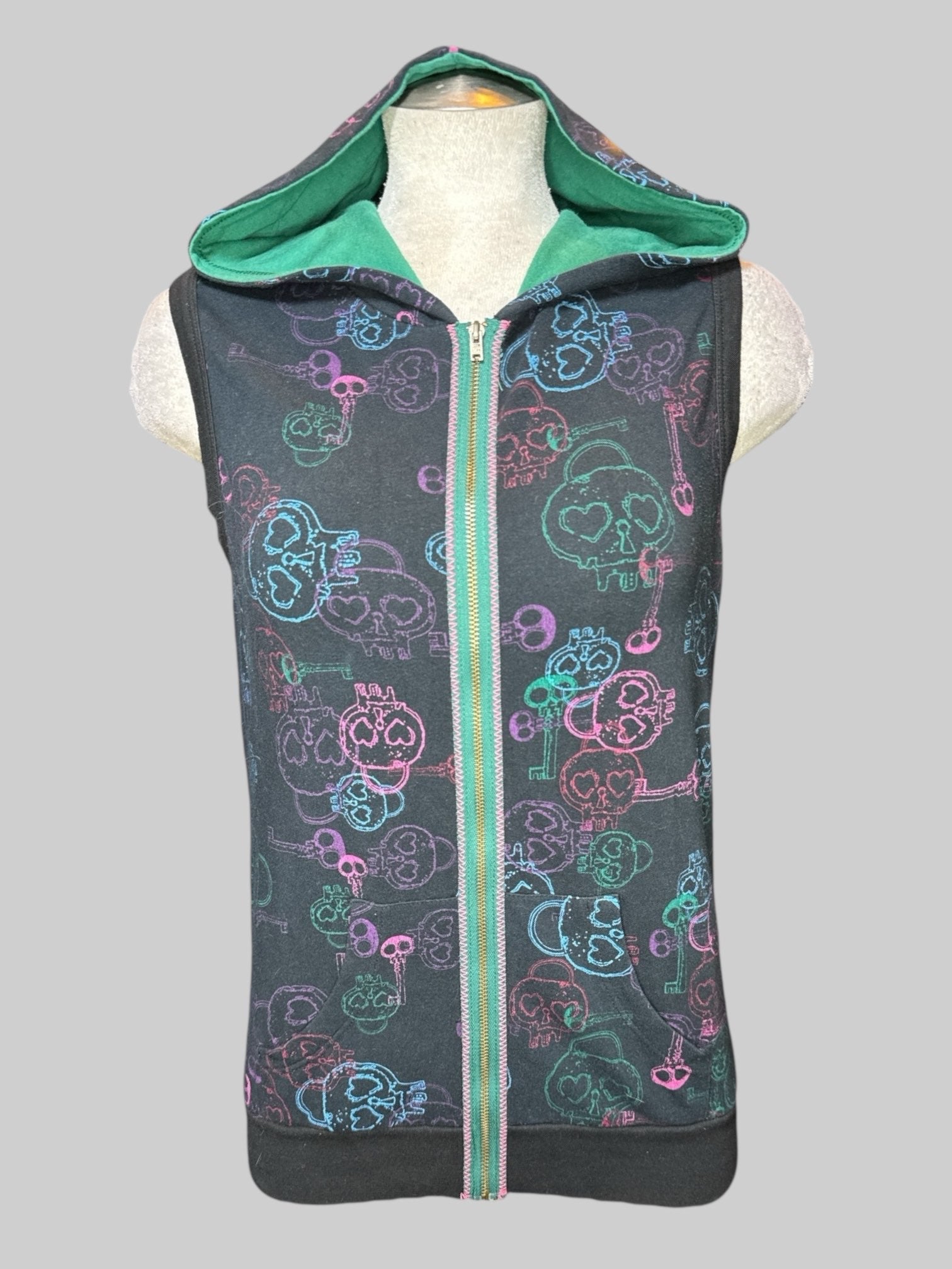L vintage black sleeveless zip up hoodie with multicolor skull and key prints all over and pockets