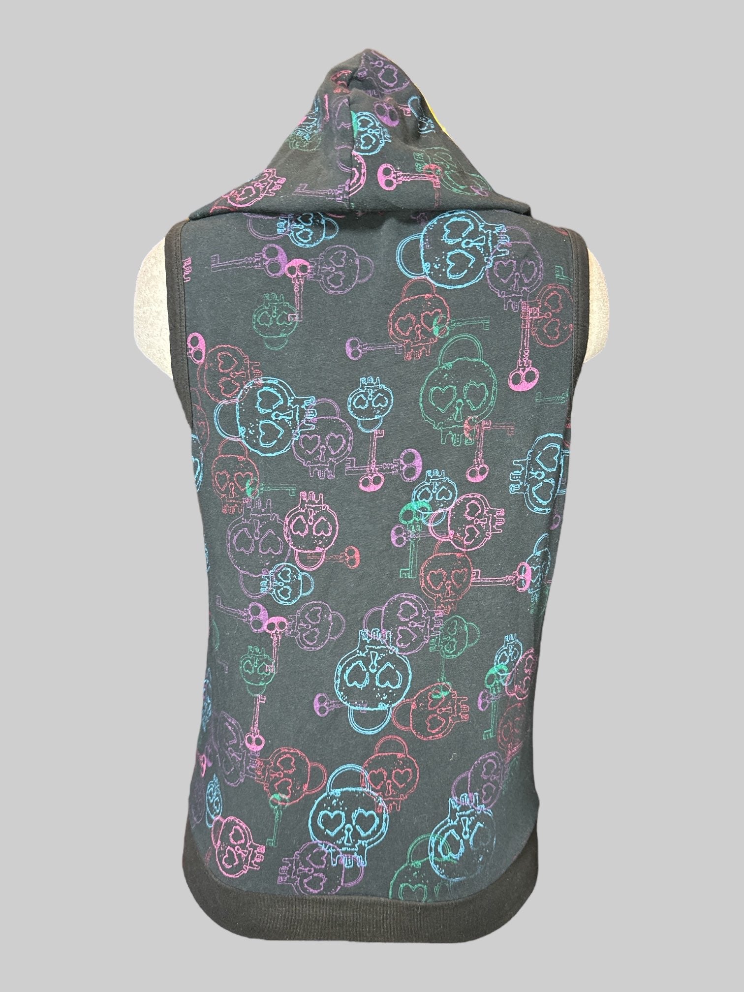 L vintage black sleeveless zip up hoodie with multicolor skull and key prints all over and pockets