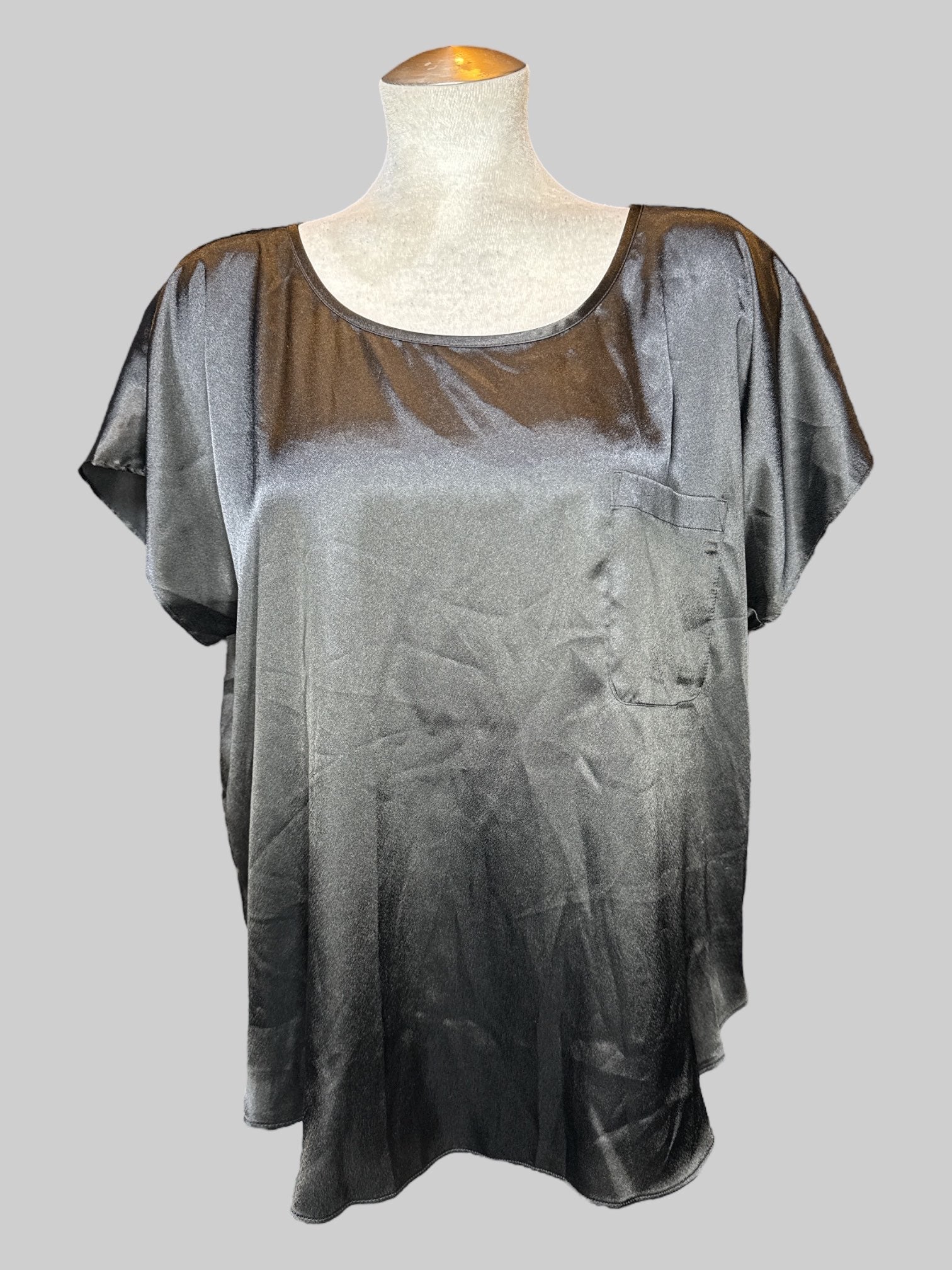 XL NWT black satin white short sleeve top with pocket on front