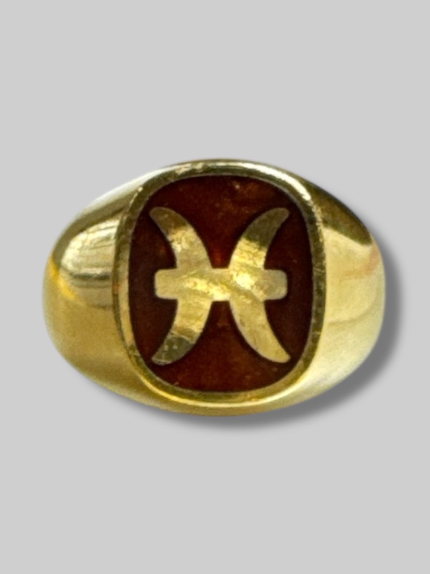 Size 8 gold tone Pisces symbol ring