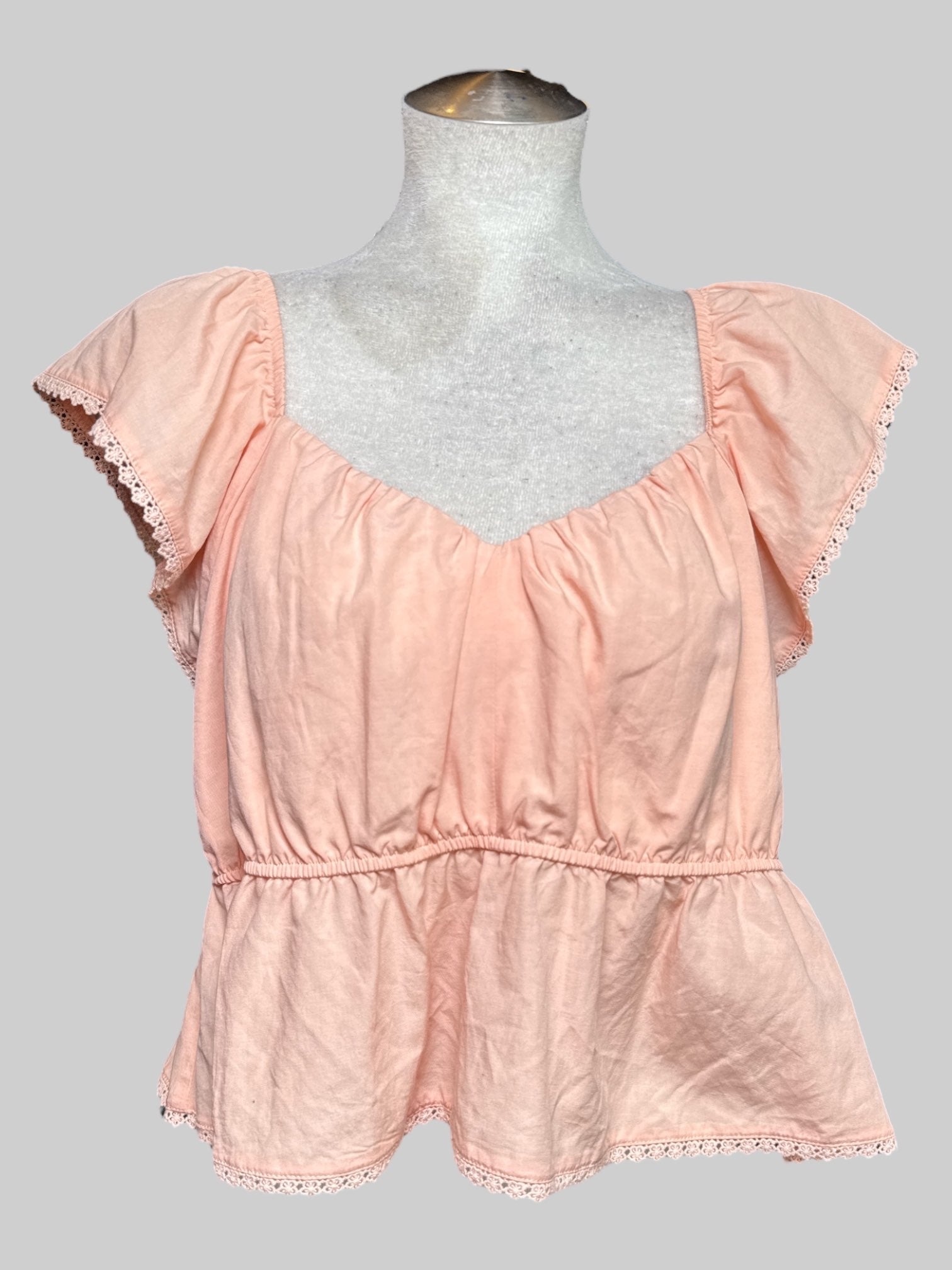 1X light pink top with lace scallop trim