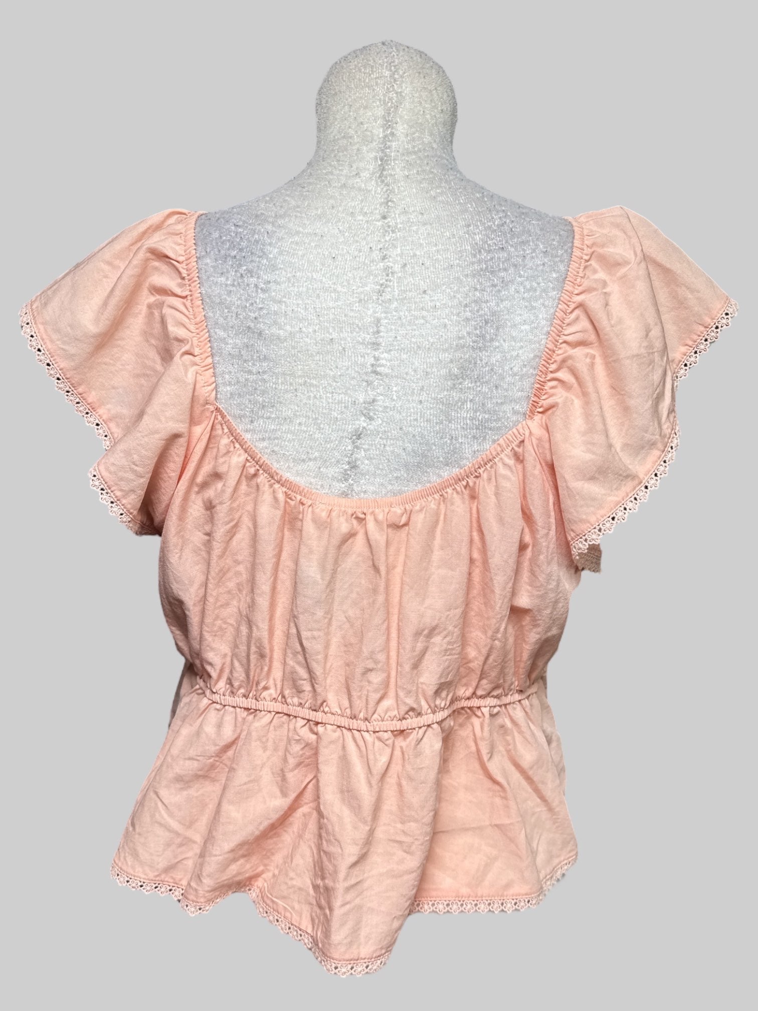 1X light pink top with lace scallop trim